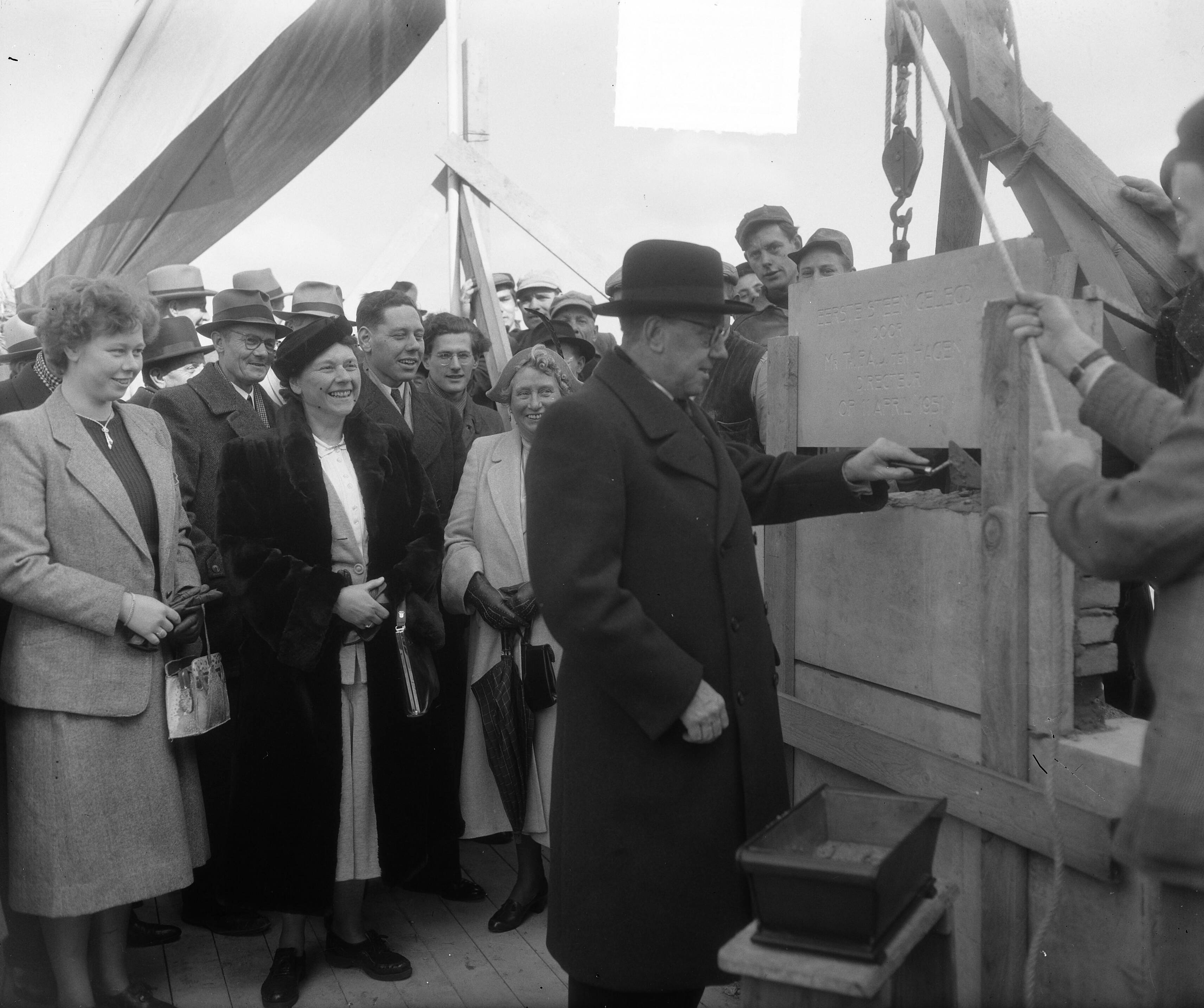 Eerste steenlegging Drukkerij Ten Hagen in Den Haag — Foto: Duinen, H. van / Anefo. — Licentie: Set B: Rechtenvrij / Publiek Domein. Bron: Nationaal Archief. http://hdl.handle.net/10648/a8e9ae8e-d0b4-102d-bcf8-003048976d84