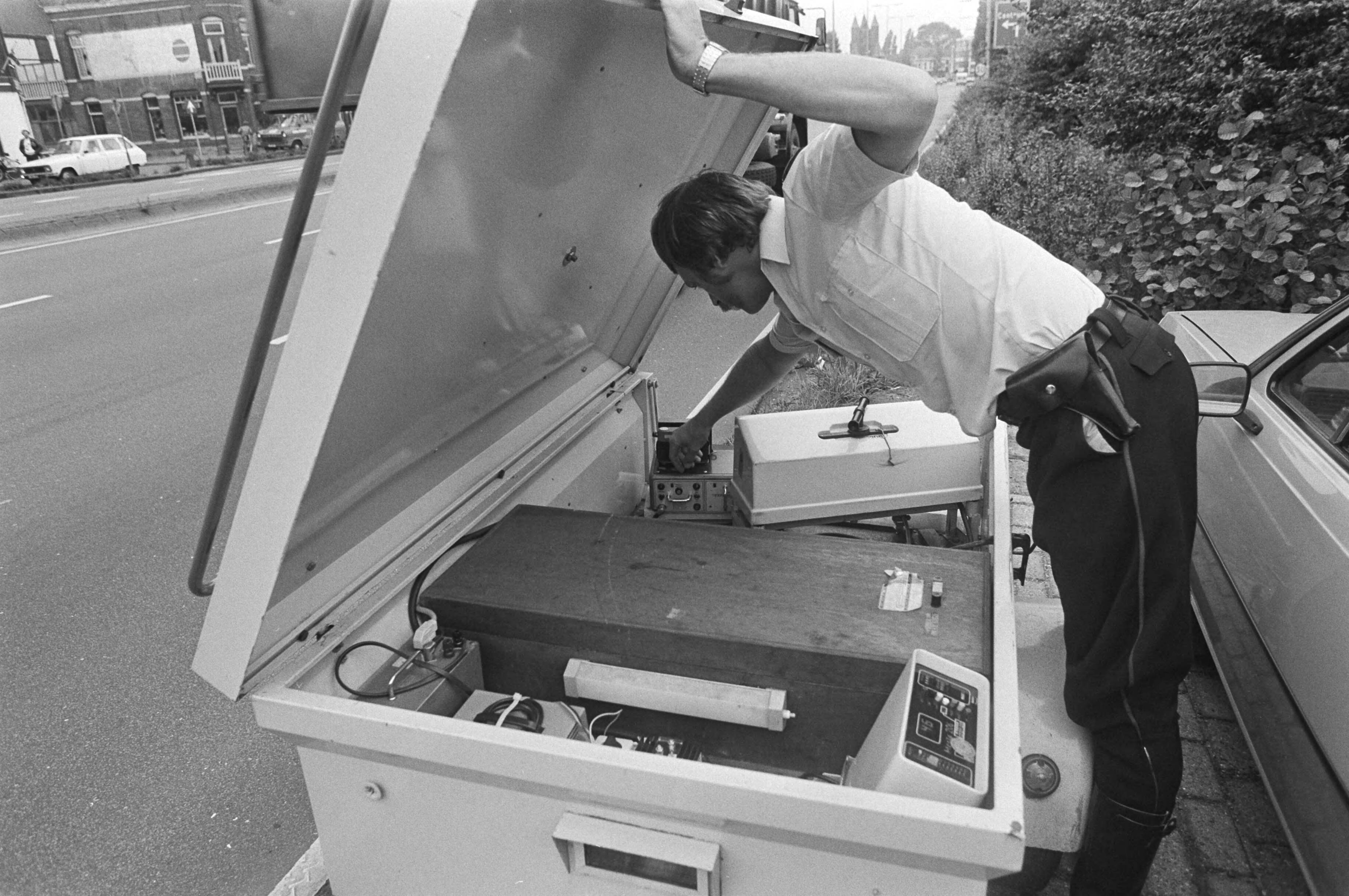 Snelheidscontrole in een kampeeraanhanger door de Haarlemse politie — Interieur van de aanhanger — Foto: Dijk, Hans van / Anefo. Licentie: Set B: Rechtenvrij / Publiek Domein. Bron: Nationaal Archief. http://hdl.handle.net/10648/ad012d12-d0b4-102d-bcf8-003048976d84