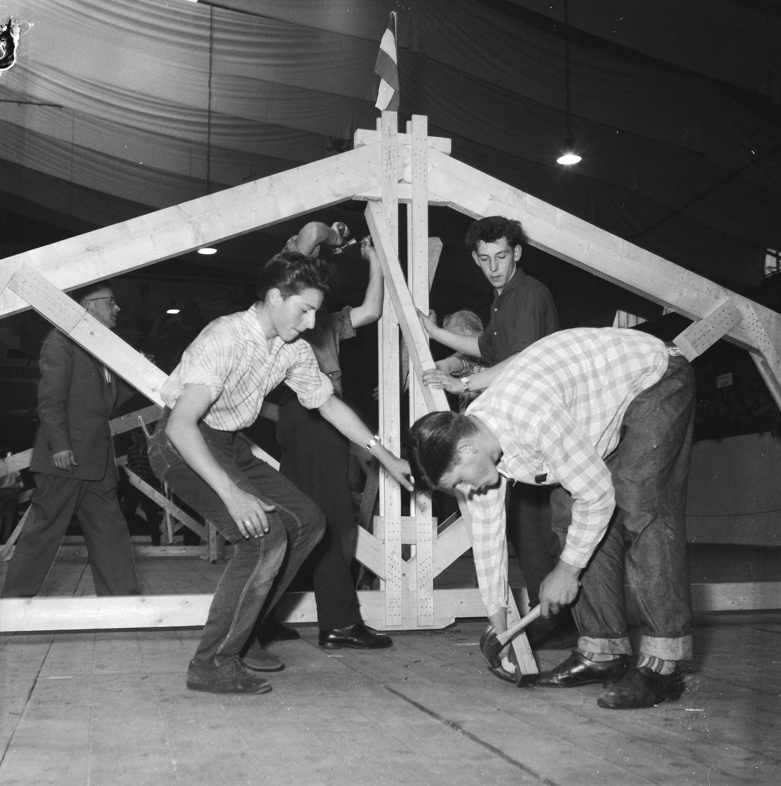 Fotocollectie Anefo — Timmerwedstrijd in Den Haag — Foto: Pot, Harry / Anefo. Licentie: Set B: Rechtenvrij / Publiek Domein. Bron: Nationaal Archief. http://hdl.handle.net/10648/a9b38164-d0b4-102d-bcf8-003048976d84