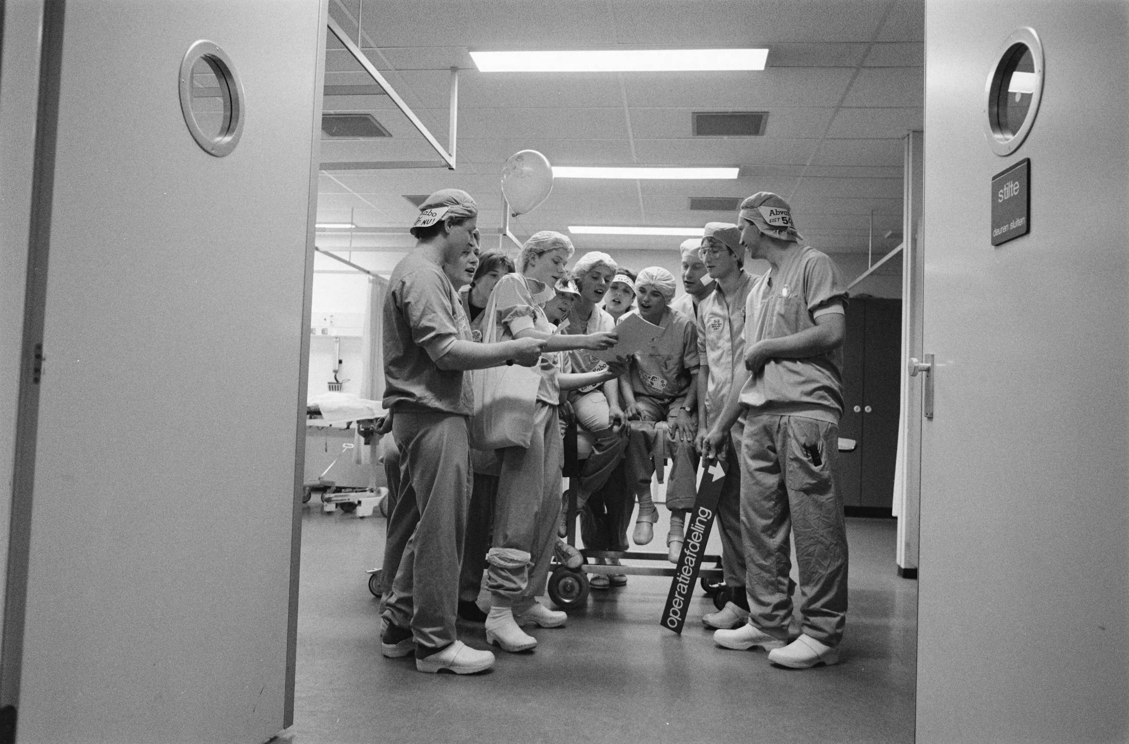 Fotocollectie Anefo — Actie in het St. Antohius Ziekenhuis in Nieuwegein door het personeel van de operatiekamers voor 5% loonsverhoging — Foto: Croes, Rob C. / Anefo. Licentie: Set B: Rechtenvrij / Publiek Domein. Bron: Nationaal Archief. http://hdl.handle.net/10648/ad726ec8-d0b4-102d-bcf8-003048976d84
