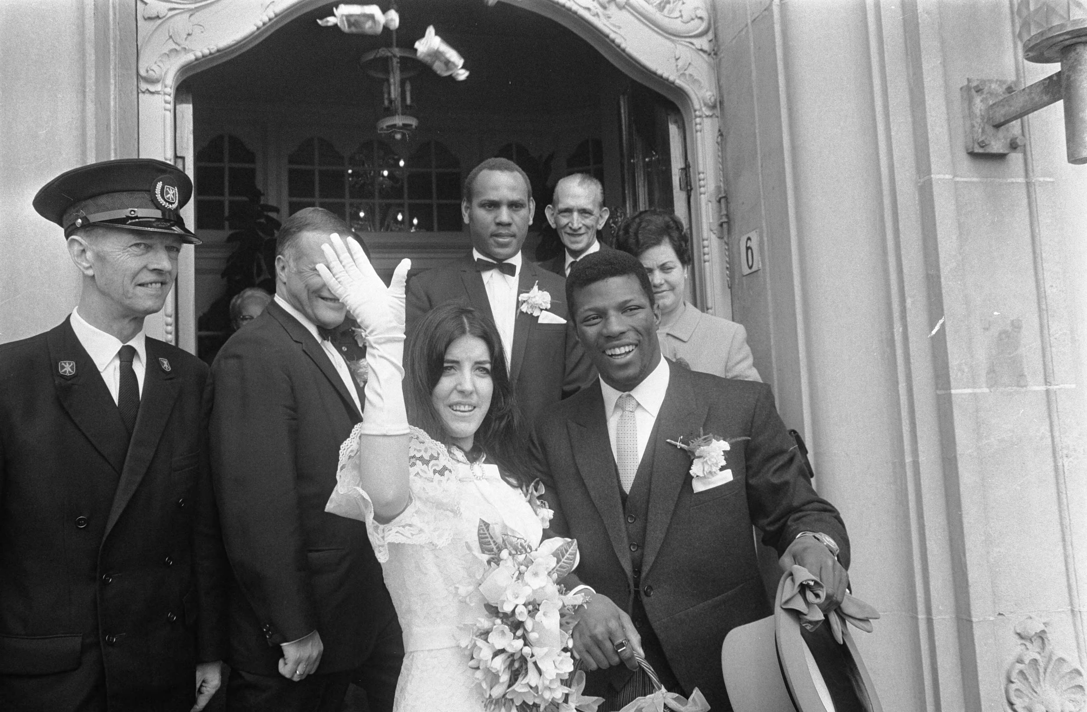 Fotocollectie Anefo — Huwelijk bokser Fighting Mack ( Albert Edwin Nicodemus met Gonzalez Arseiria op stadhuis, Zandvoort — Foto: Mieremet, Rob / Anefo. Licentie: Set B: Rechtenvrij / Publiek Domein. Bron: Nationaal Archief. http://hdl.handle.net/10648/ab67b62e-d0b4-102d-bcf8-003048976d84