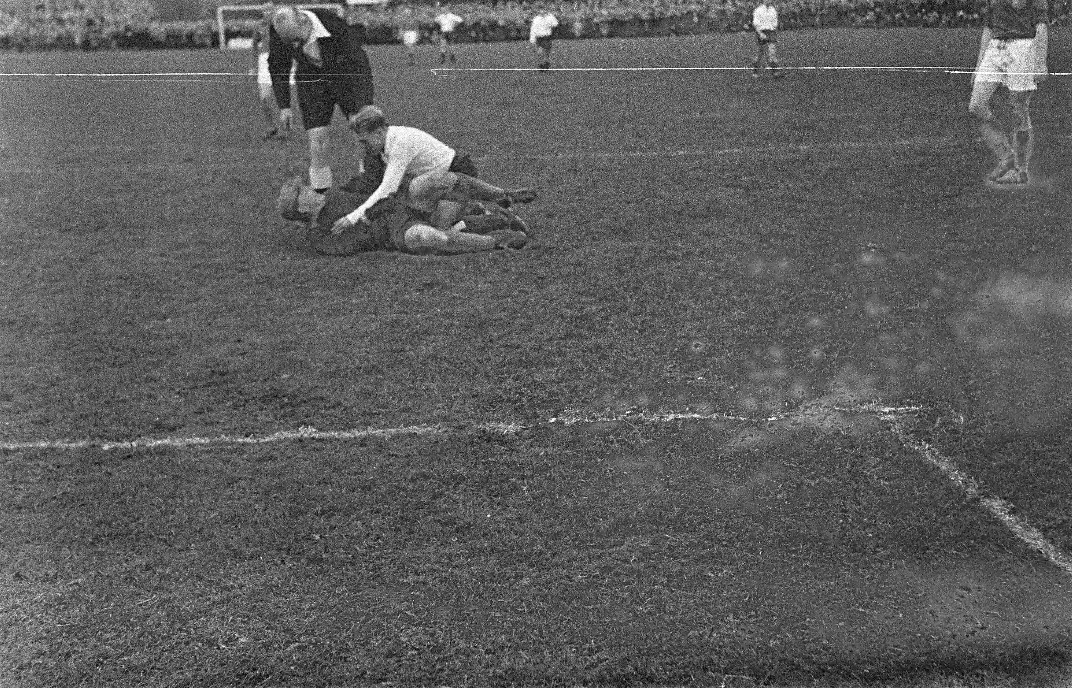 Fotocollectie Anefo — Traditionele nieuwjaars voetbalwedstrijd tussen Oud-Internationals en HFC te Haarlem. Leo Halle wordt overeind geholpen door een HFC-speler en de scheidsrechter — Foto: Pot, Harry / Anefo. Licentie: Set B: Rechtenvrij / Publiek Domein. Bron: Nationaal Archief. http://hdl.handle.net/10648/a9a4a324-d0b4-102d-bcf8-003048976d84