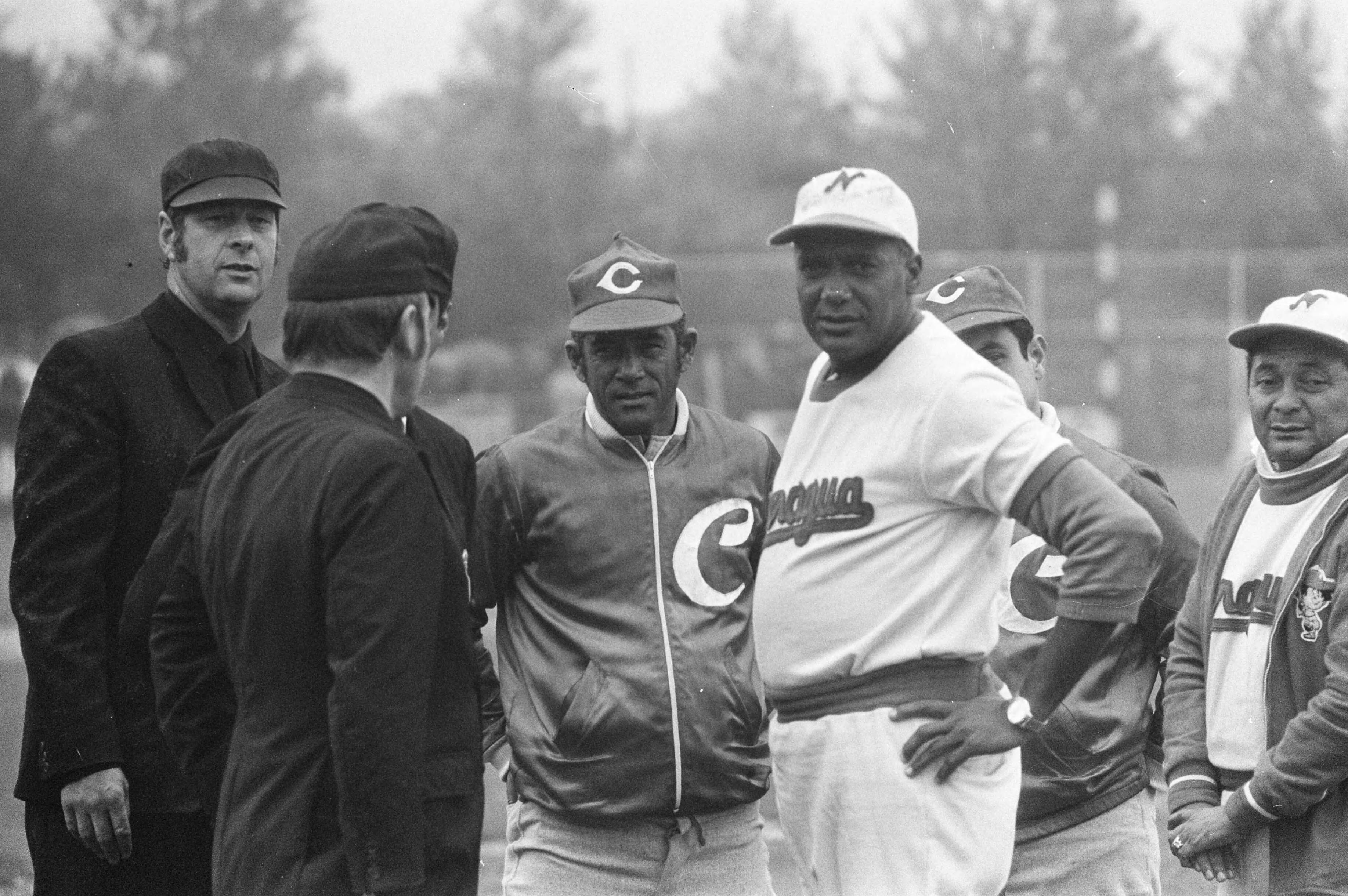 Fotocollectie Anefo — Haarlemse Honkbalweek, overleg over afgelasten wedstrijd Nicaraqua tegen Cuba wegens regen — Foto: Peters, Hans / Anefo. Licentie: Set B: Rechtenvrij / Publiek Domein. Bron: Nationaal Archief. http://hdl.handle.net/10648/abef1074-d0b4-102d-bcf8-003048976d84