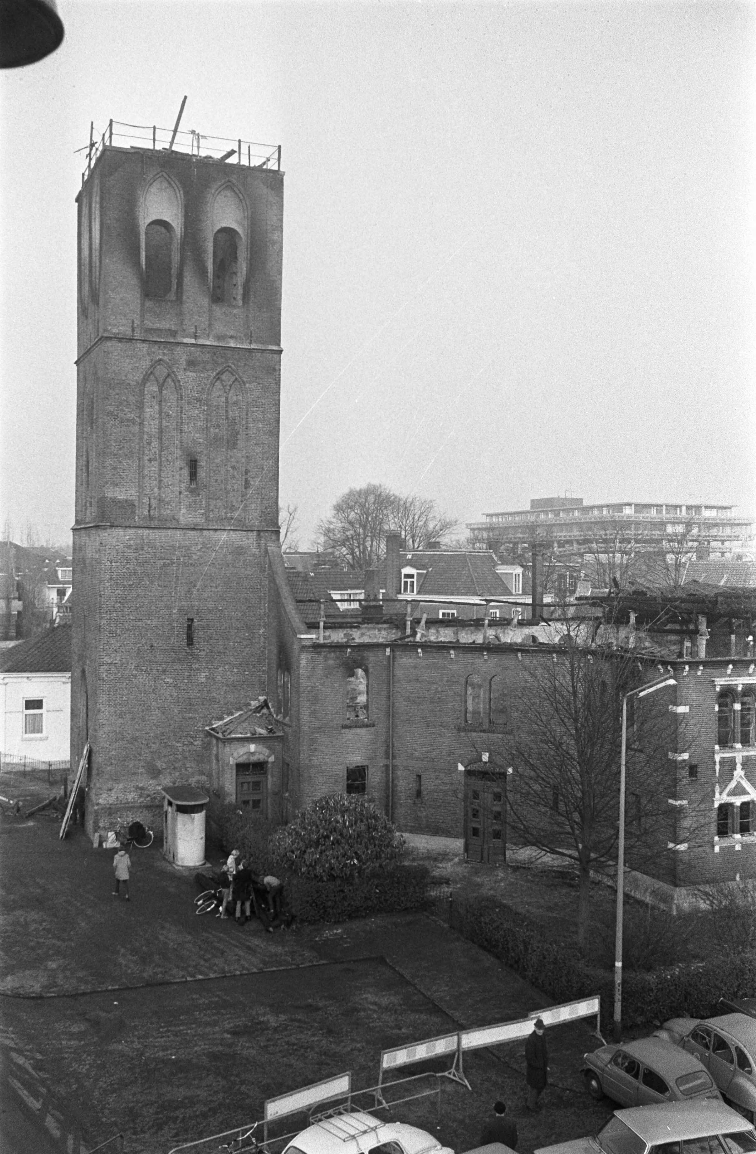 Fotocollectie Anefo — Afgebrande kerk en het oude stadhuis, Hilversum, exterieur — Foto: Punt, W. / Anefo. Licentie: Set B: Rechtenvrij / Publiek Domein. Bron: Nationaal Archief. http://hdl.handle.net/10648/abda5526-d0b4-102d-bcf8-003048976d84