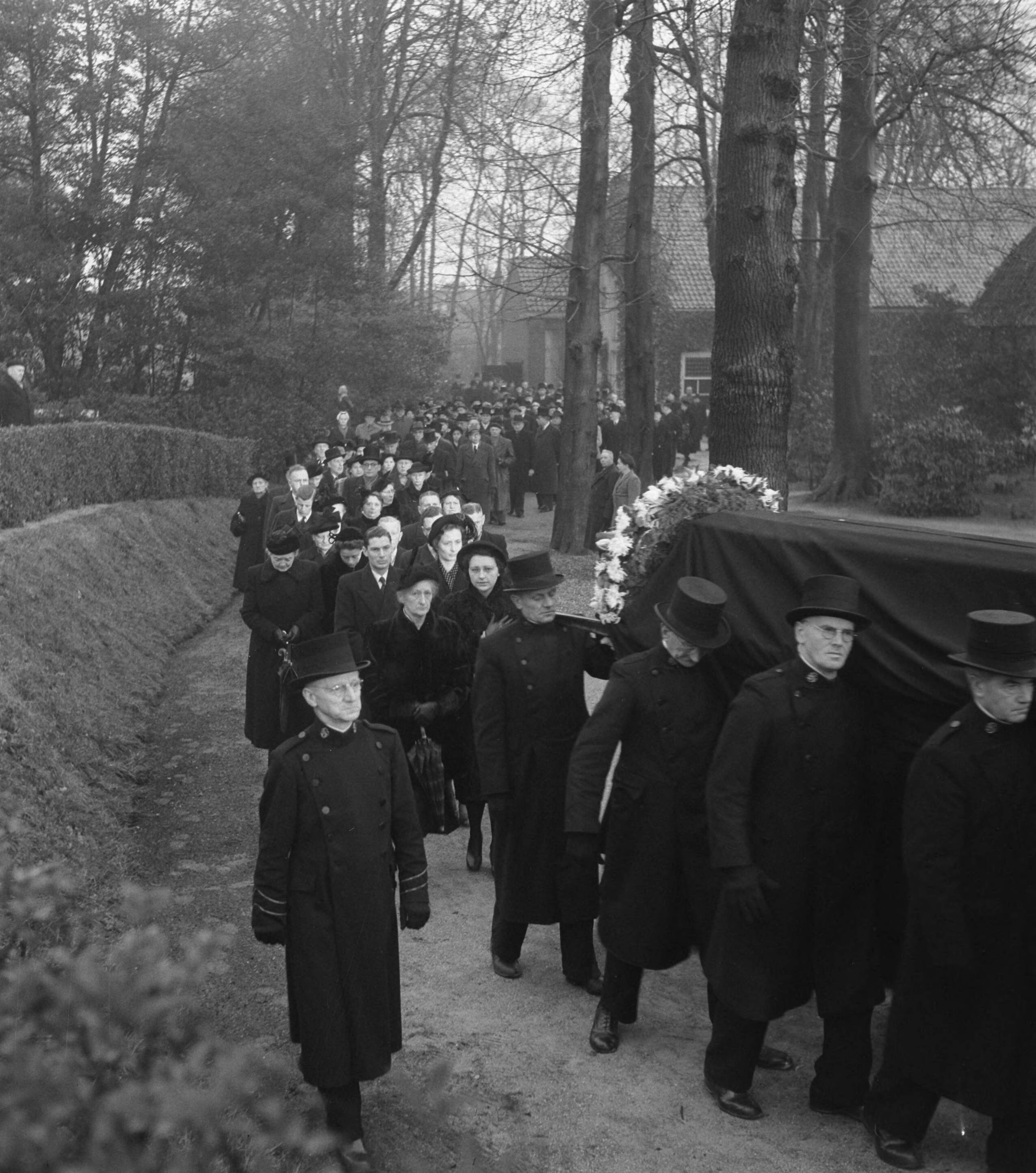 Fotocollectie Anefo — Uitvaartdienst van minister Jan Terpstra te Den Haag — Foto: Noske, J.D. / Anefo. Licentie: Set B: Rechtenvrij / Publiek Domein. Bron: Nationaal Archief. http://hdl.handle.net/10648/a90409b4-d0b4-102d-bcf8-003048976d84