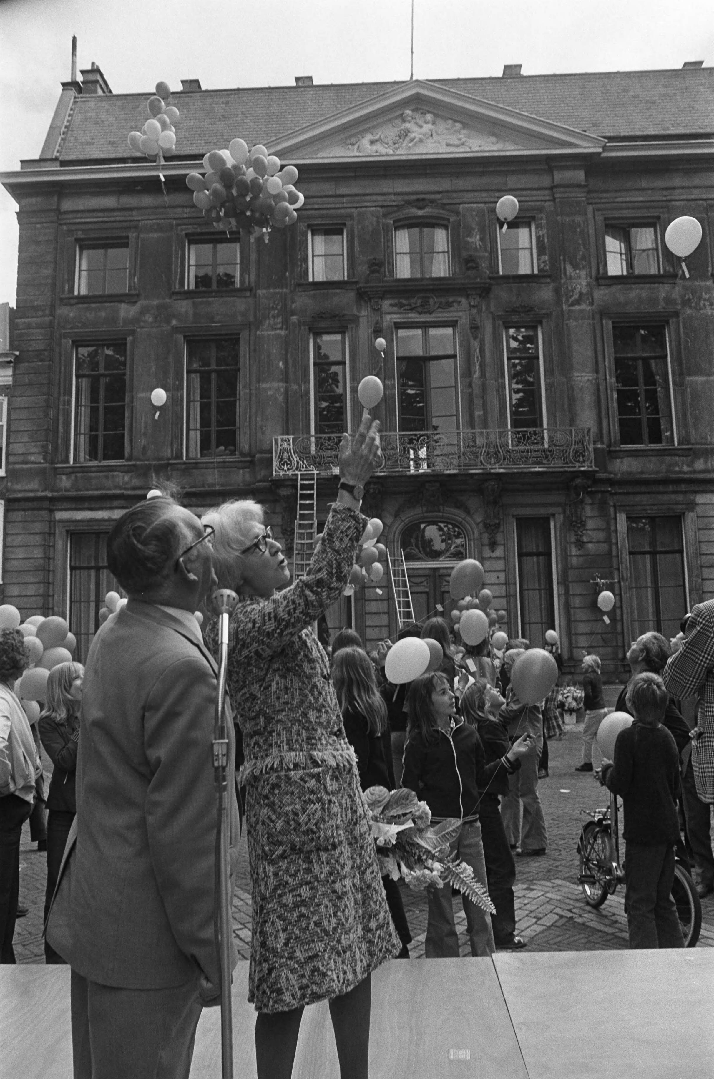 Fotocollectie Anefo — Minister mevrouw I. Vorrink opent milieu-markt in Den Haag i.v.m. wereld-milieudag — Foto: Peters, Hans / Anefo. Licentie: Set B: Rechtenvrij / Publiek Domein. Bron: Nationaal Archief. http://hdl.handle.net/10648/ac2e3a92-d0b4-102d-bcf8-003048976d84