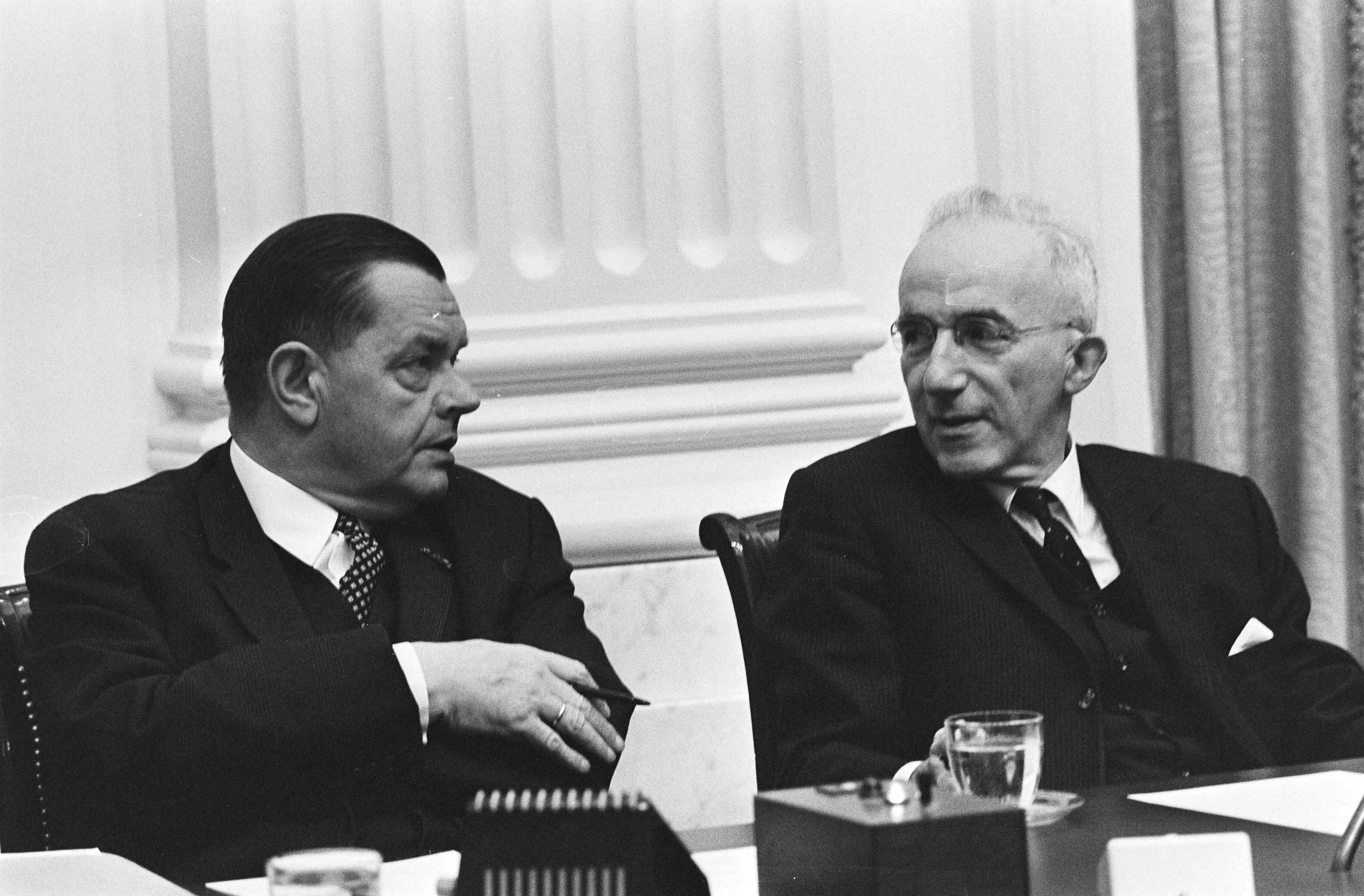 Fotocollectie Anefo — Tweede Kamer ; rijksbegroting van Justitie en Binnenlandse Zaken , Den Haag ; nr. 6: links minister Beernink, rechts minister Polak — Foto: Mieremet, Rob / Anefo. Licentie: Set B: Rechtenvrij / Publiek Domein. Bron: Nationaal Archief. http://hdl.handle.net/10648/aba8c0c4-d0b4-102d-bcf8-003048976d84