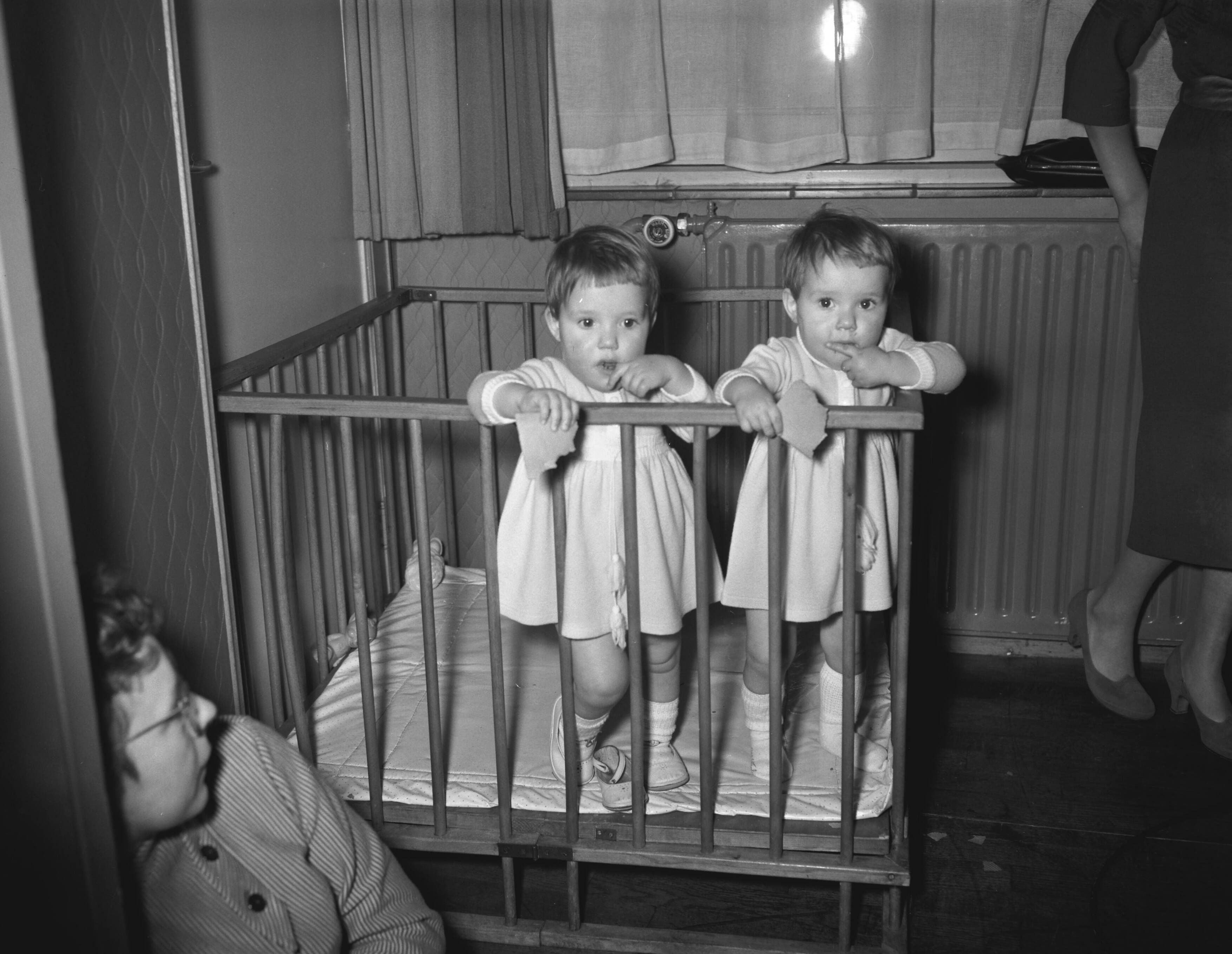 Fotocollectie Anefo — Oprichting van de Nederlandse Vereniging van Tweelingen in Utrecht — Foto: Bilsen, Joop van / Anefo. Licentie: Set B: Rechtenvrij / Publiek Domein. Bron: Nationaal Archief. http://hdl.handle.net/10648/a98c9914-d0b4-102d-bcf8-003048976d84