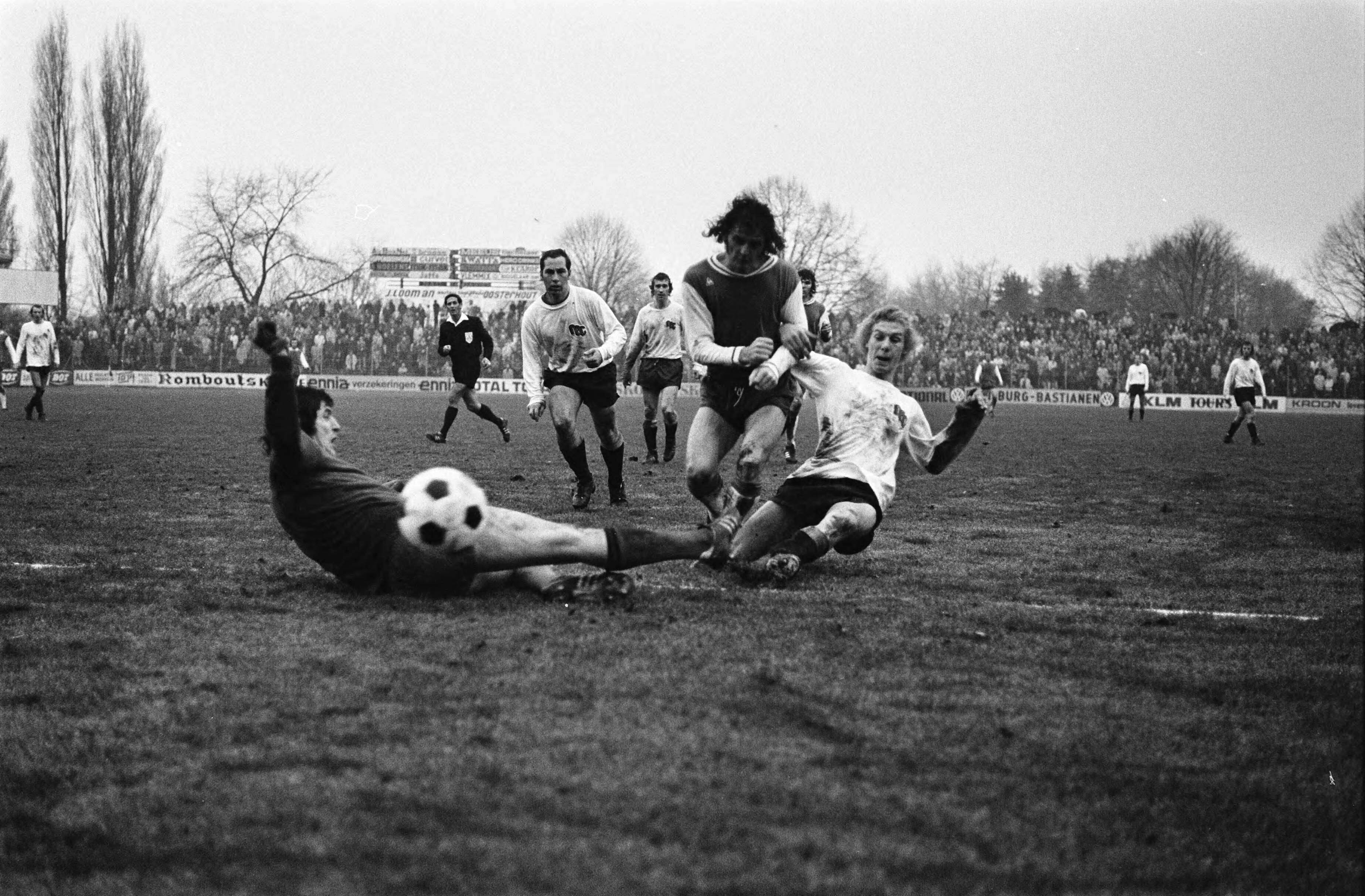 Fotocollectie Anefo — NAC tegen Feyenoord 1-5, Kristensen in duel met NAC-verdediging — Foto: Mieremet, Rob / Anefo. Licentie: Set B: Rechtenvrij / Publiek Domein. Bron: Nationaal Archief. http://hdl.handle.net/10648/ac5c8d34-d0b4-102d-bcf8-003048976d84
