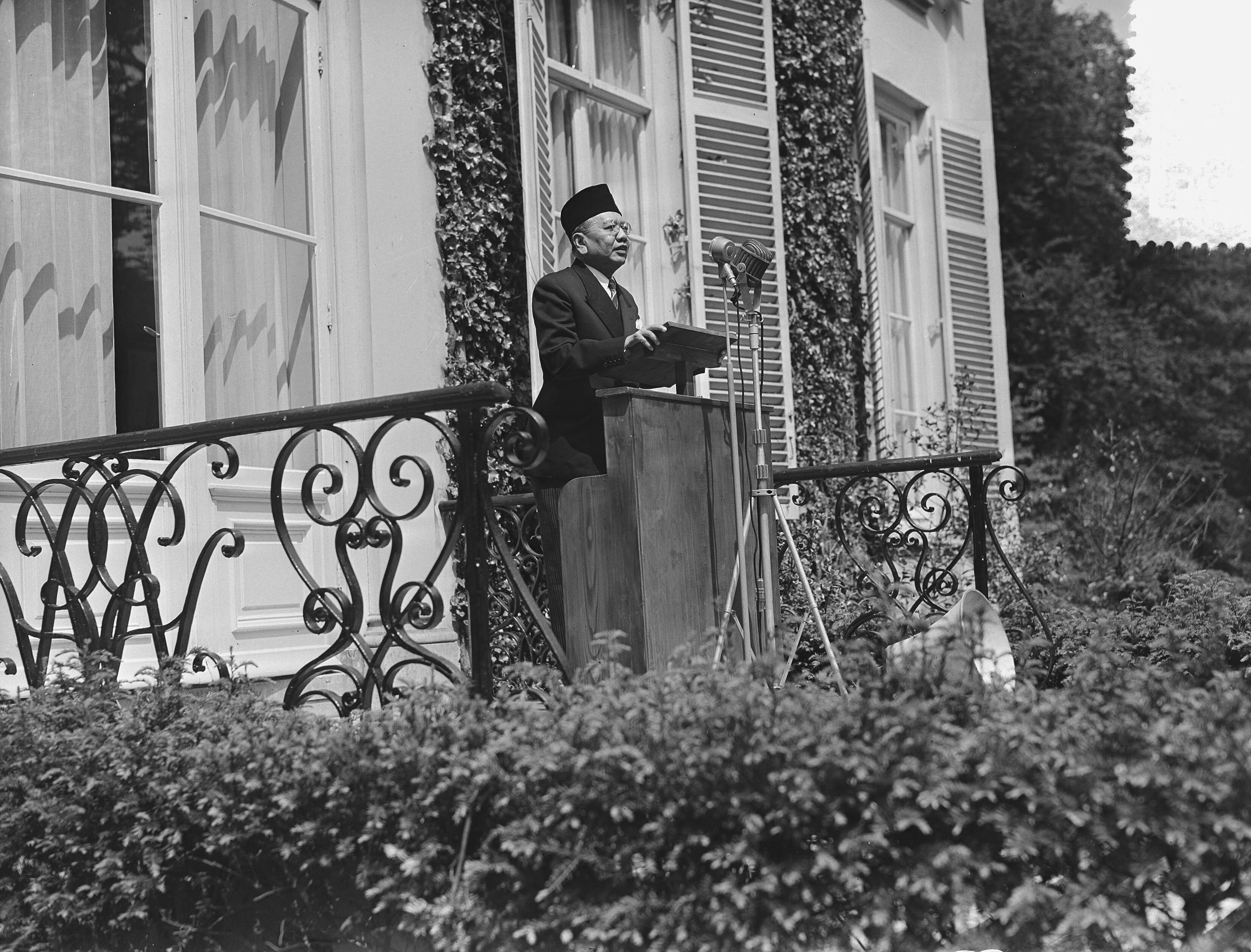 Fotocollectie Anefo — Viering van islamitisch feest Lebaran in de ambtswoning van de Hoge Commissaris van Indonesië, dr. Sutanto Tirtoprojo, te Wassenaar. Toespraak van dr. Sutanto — Foto: Bilsen, Joop van / Anefo. Licentie: Set B: Rechtenvrij / Publiek Domein. Bron: Nationaal Archief. http://hdl.handle.net/10648/a92326c8-d0b4-102d-bcf8-003048976d84