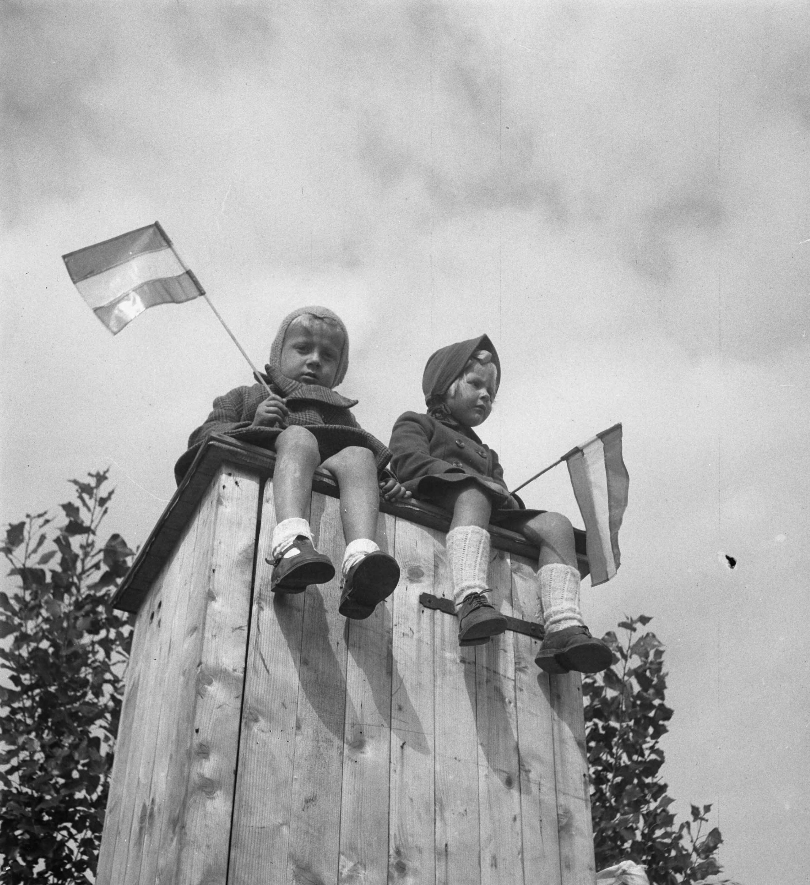 Intocht van koningin Juliana in Den Haag (1948) — Intocht Koningin Juliana in Den Haag. Kinderen met vlaggetjes — Foto: Steenkamp, B.J.J. (Ben) / Anefo. Licentie: Set B: Rechtenvrij / Publiek Domein. Bron: Nationaal Archief. http://hdl.handle.net/10648/a8bd4240-d0b4-102d-bcf8-003048976d84