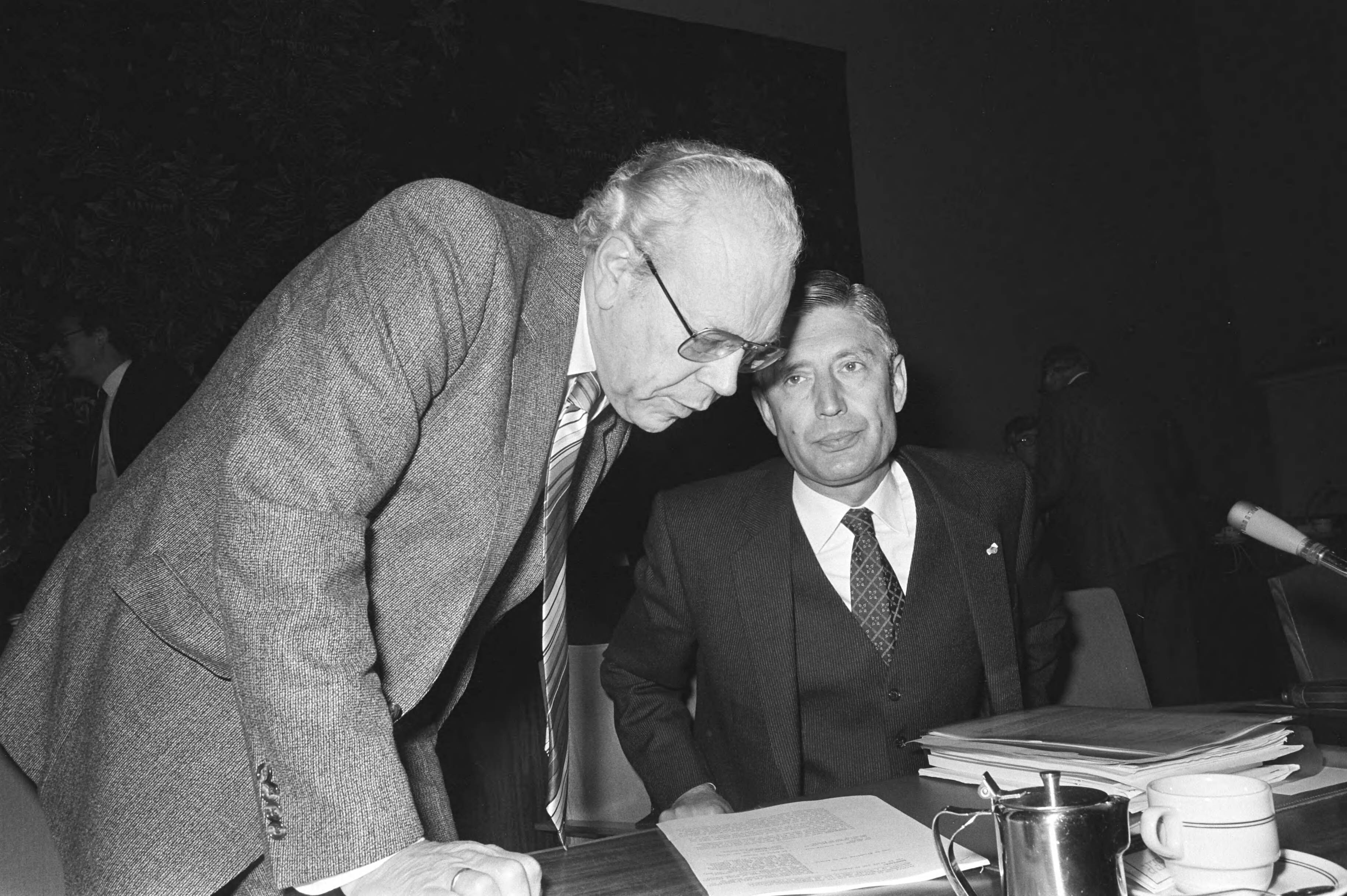 Fotocollectie Anefo — Overleg regering, vakbonden en werkgevers over arbeidsvoorwaardenbeleid 1981 in SER-gebouw te Den Haag Albeda (l — Foto: Bogaerts, Rob / Anefo. Licentie: Set B: Rechtenvrij / Publiek Domein. Bron: Nationaal Archief. http://hdl.handle.net/10648/aceb72ba-d0b4-102d-bcf8-003048976d84