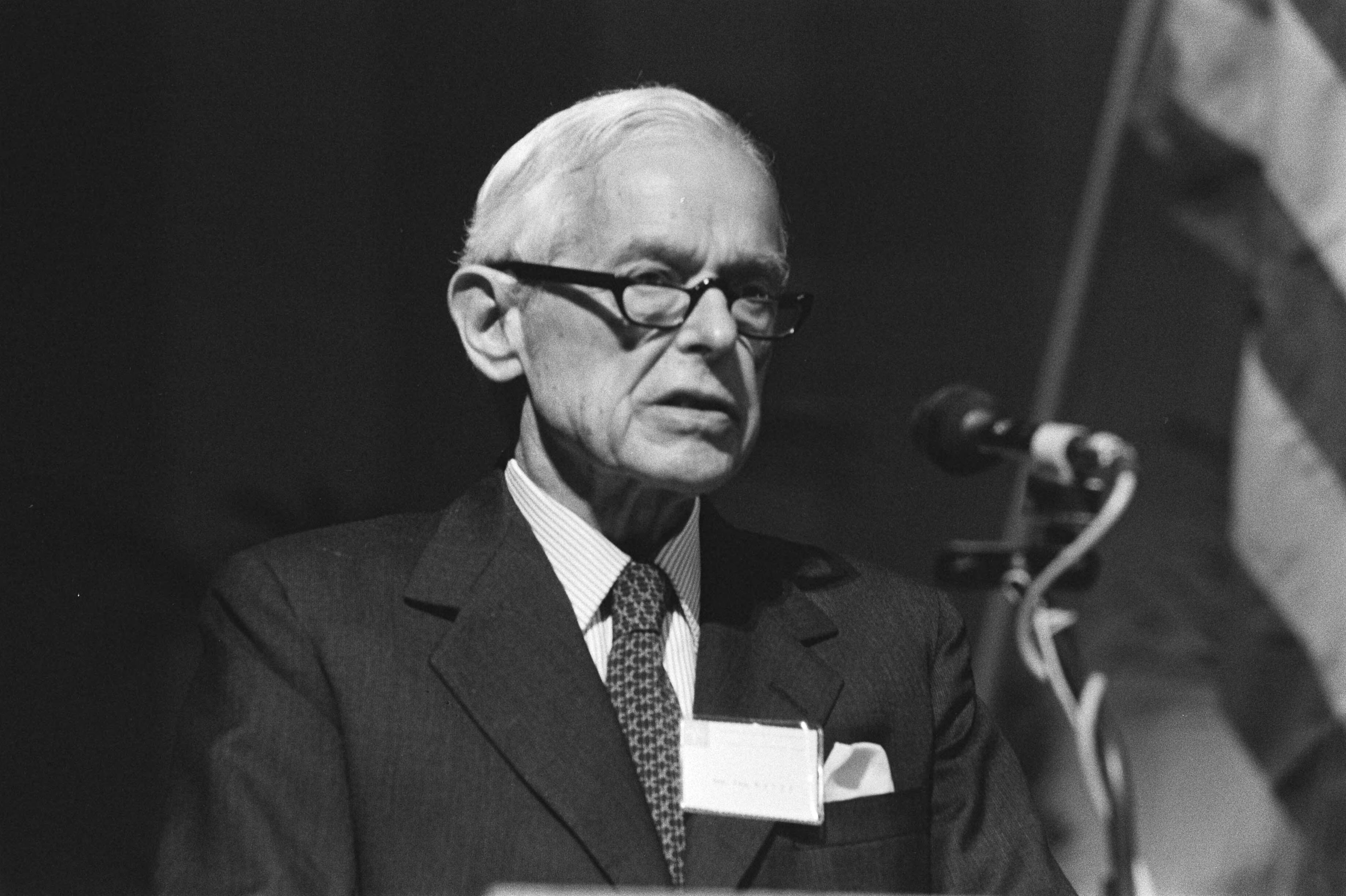 Paul Nitre (VS onderh. in Geneve) spreekt Noord Atlantische Assemblee toe in Congresgebouw Den Haag , koppen — toespraken|bijeenkomsten|internationale organisaties|NAVO|Nitze, Paul|Den Haag|Zuid-Holland|Congresgebouw — Foto: Bogaerts, Rob / Anefo. Licentie: Set B: Rechtenvrij / Publiek Domein. Bron: Nationaal Archief. http://hdl.handle.net/10648/ad2ed104-d0b4-102d-bcf8-003048976d84
