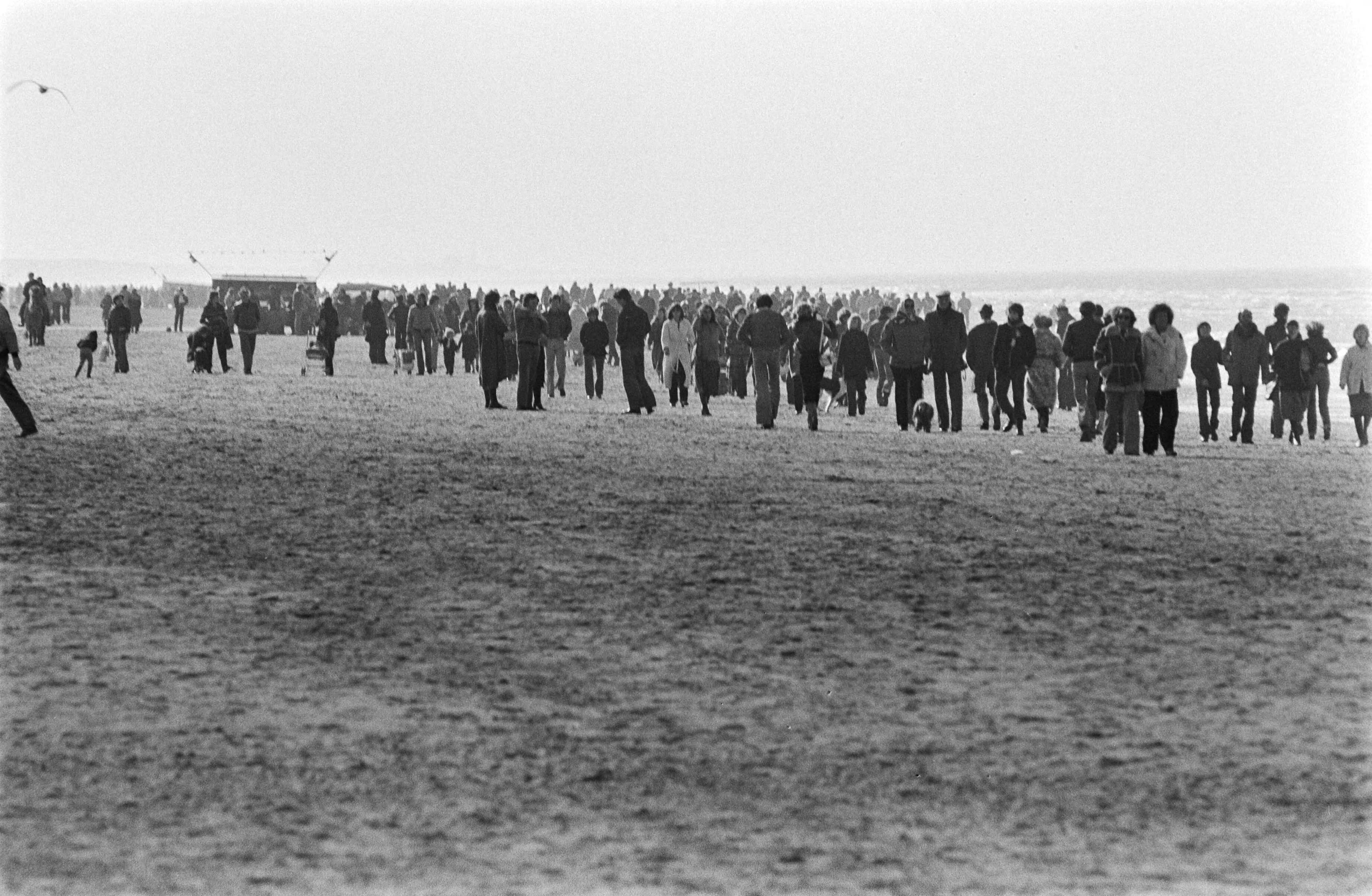 Fotocollectie Anefo — Drukte op strand (Zandvoort) door mooi weer — Foto: Suyk, Koen / Anefo. Licentie: Set B: Rechtenvrij / Publiek Domein. Bron: Nationaal Archief. http://hdl.handle.net/10648/acad3662-d0b4-102d-bcf8-003048976d84