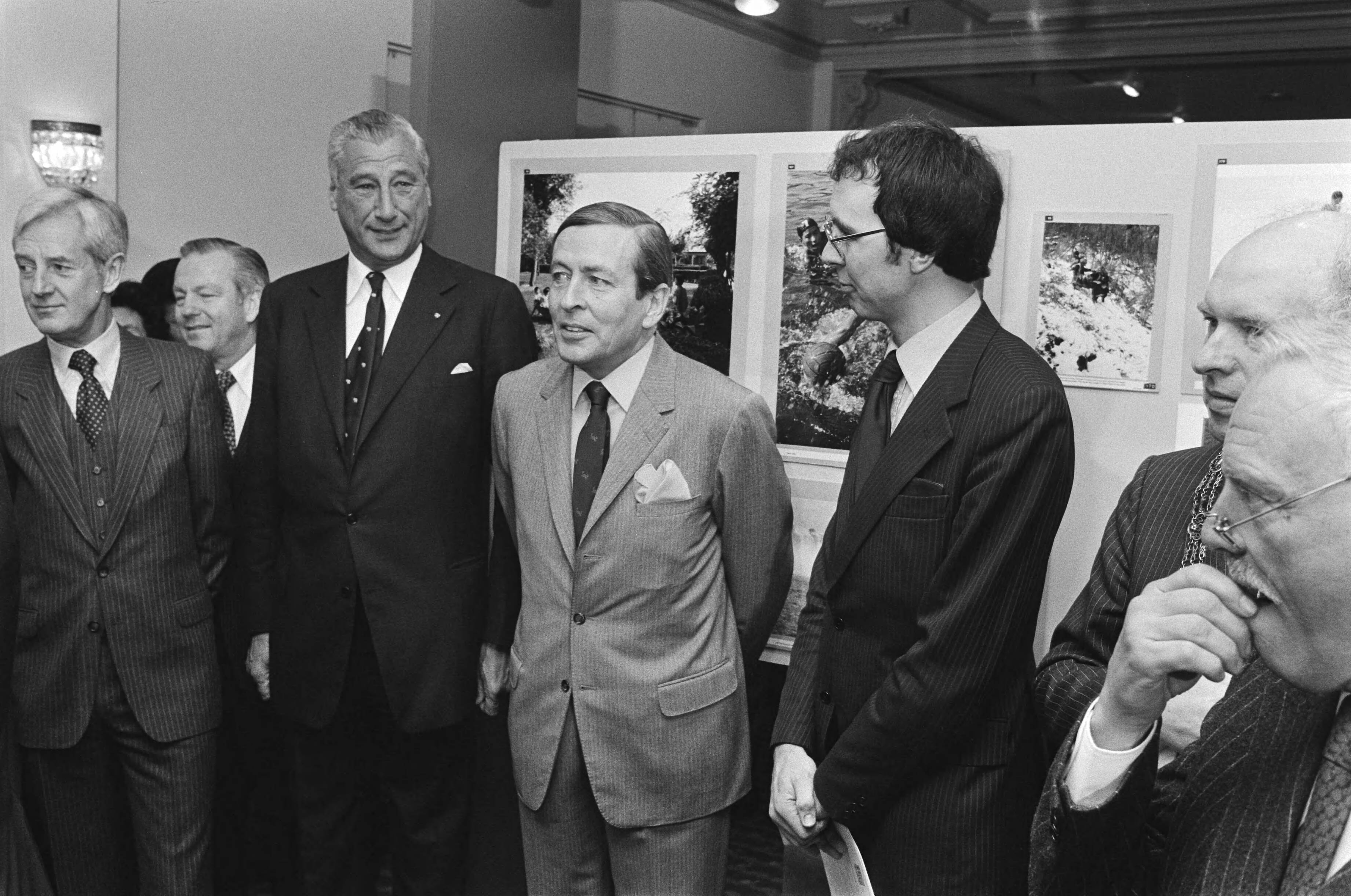 Fotocollectie Anefo — Prins Claus woonde opening van fototentoonstelling "China Nu" in het Kurhaus te Scheveningen bij. Claus bij enkele Chinesen — Foto: Antonisse, Marcel / Anefo. Licentie: Set B: Rechtenvrij / Publiek Domein. Bron: Nationaal Archief. http://hdl.handle.net/10648/ad0f9e88-d0b4-102d-bcf8-003048976d84