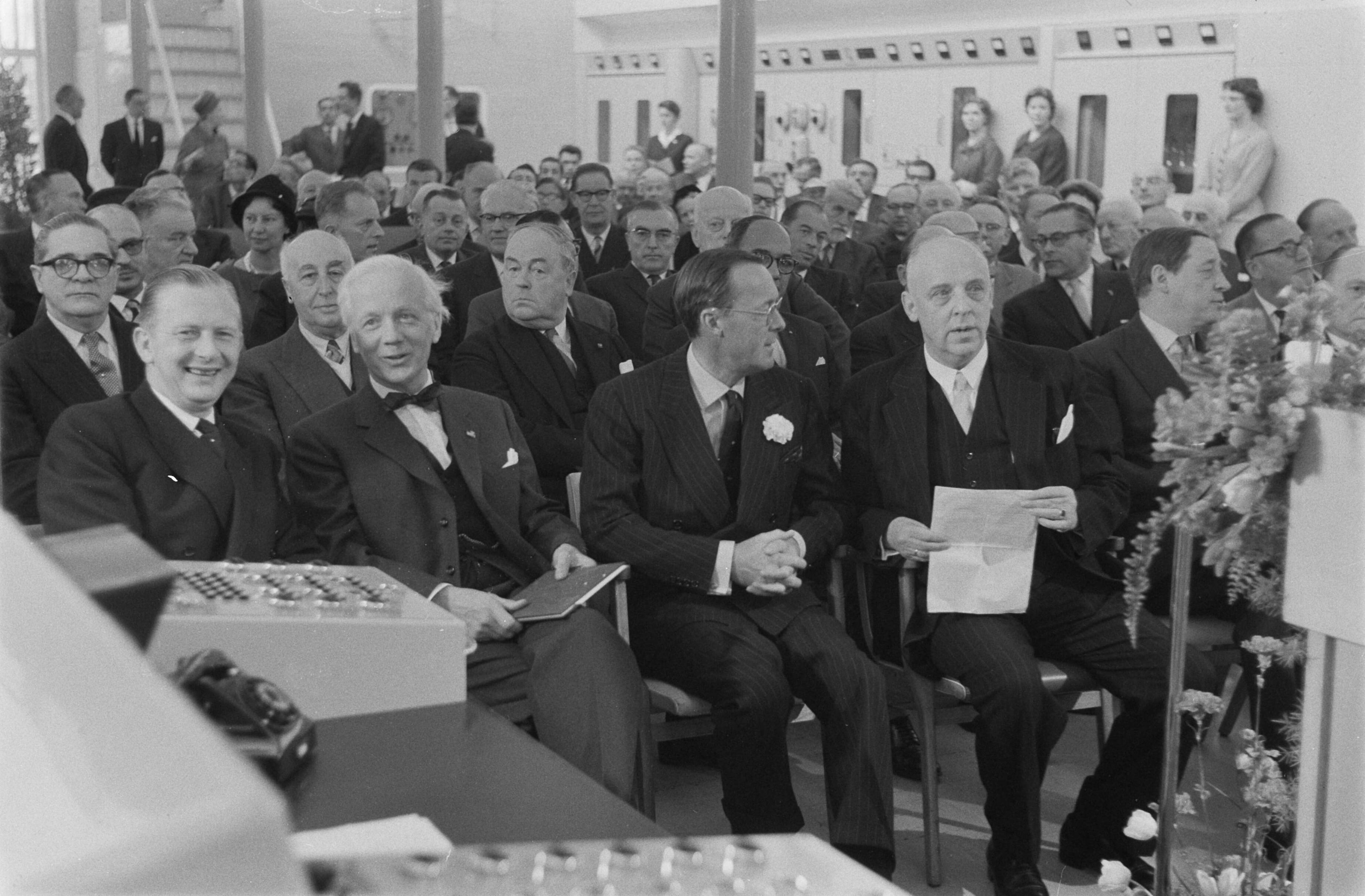 Fotocollectie Anefo — Prins Bernhard stelt het zenderpark van de Wereldomroep te IJsselstein in gebruik. Vlnr. staatsecretaris Y. Scholten, voorzitter van de Raad van Bestuur A.J. d'Ailly, prins Bernhard en prof. mr. L.W.G. Scholten, voorzitter Raad van Beheer Nozema — Foto: Pot, Harry / Anefo. Licentie: Set B: Rechtenvrij / Publiek Domein. Bron: Nationaal Archief. http://hdl.handle.net/10648/a9ada474-d0b4-102d-bcf8-003048976d84