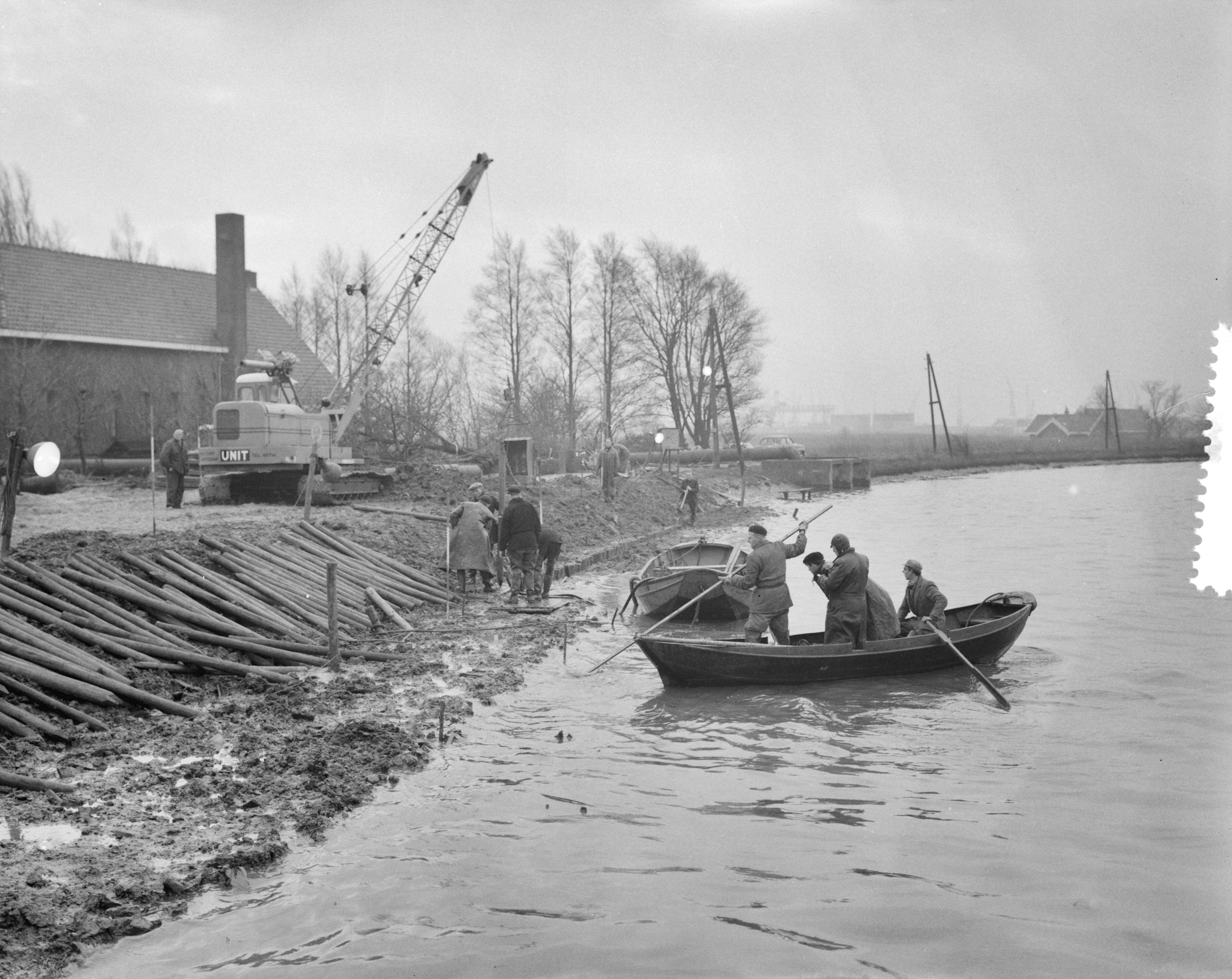 Ramp Tuindorp Oostzaan — Ramp Tuindorp Oostzaan. Rijswerkers in actie — Foto: Rossem, Wim van / Anefo. Licentie: Set B: Rechtenvrij / Publiek Domein. Bron: Nationaal Archief. http://hdl.handle.net/10648/a9a62122-d0b4-102d-bcf8-003048976d84