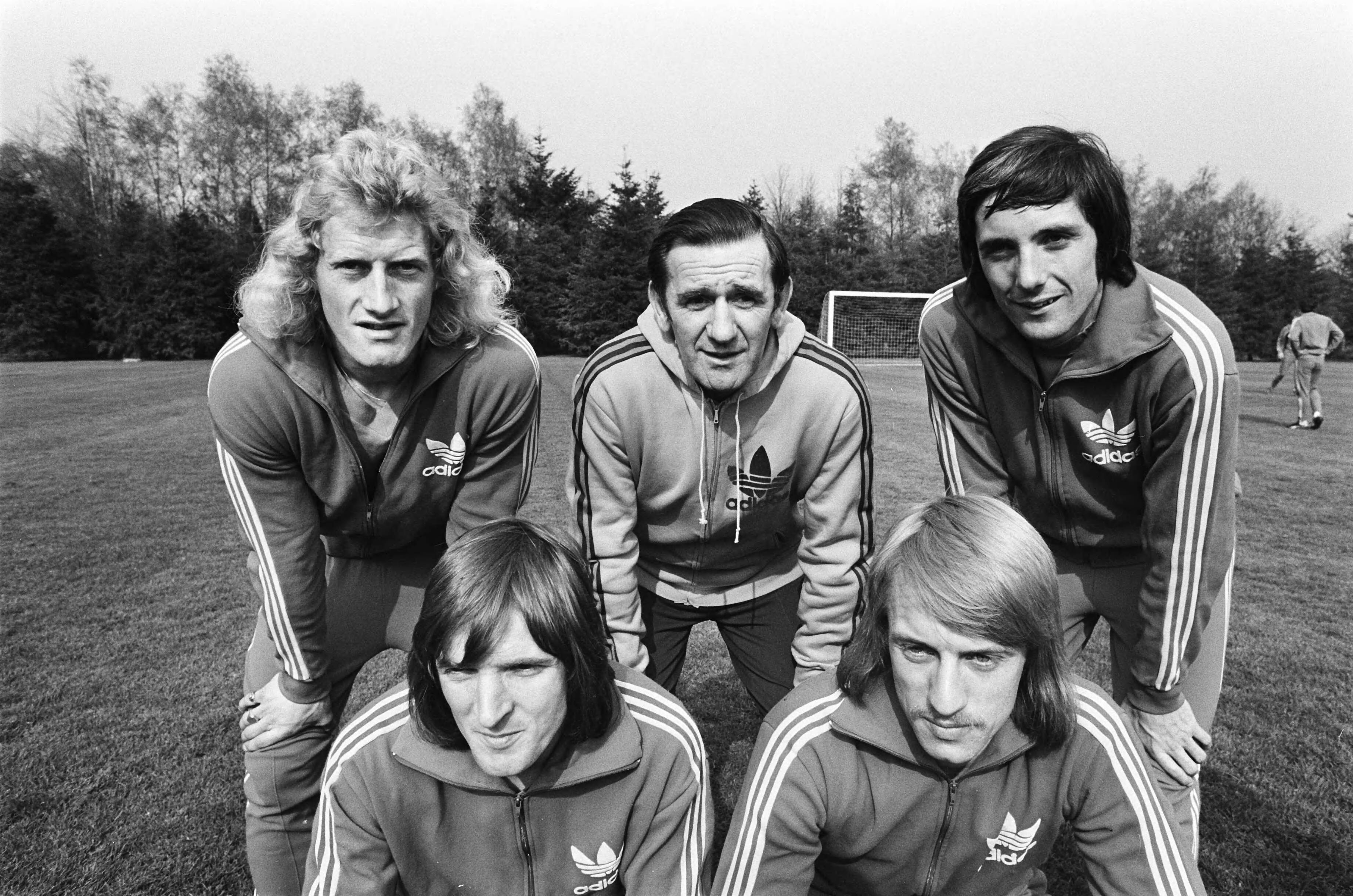 Selectie van het Nederlands elftal, bijeen in Zeist — Trainer George Knobel met de nieuwelingen, boven v.l.n.r. Kees Kist, George Knobel, Adrie van Kraaij; onder v.l.n.r. Frans Thijssen, Johan Zuidema — Foto: Mieremet, Rob / Anefo. Licentie: Set B: Rechtenvrij / Publiek Domein. Bron: Nationaal Archief. http://hdl.handle.net/10648/ac674fda-d0b4-102d-bcf8-003048976d84