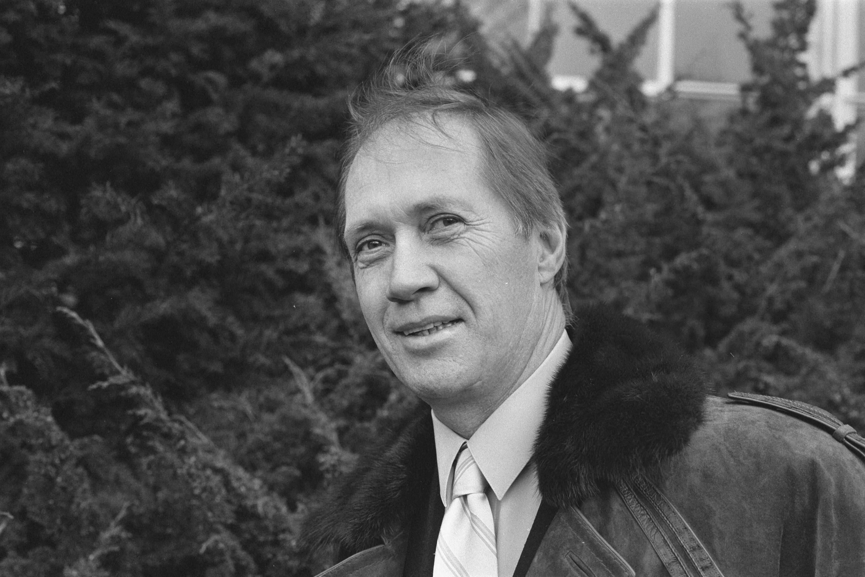 Fotocollectie Anefo — David Carradine met vrouw en kind in Hilversum voor persconferentie i.v.m. serie Noord en Zuid kop — Foto: Gerrits, Roland / Anefo. Licentie: Set B: Rechtenvrij / Publiek Domein. Bron: Nationaal Archief. http://hdl.handle.net/10648/ad5bf8aa-d0b4-102d-bcf8-003048976d84