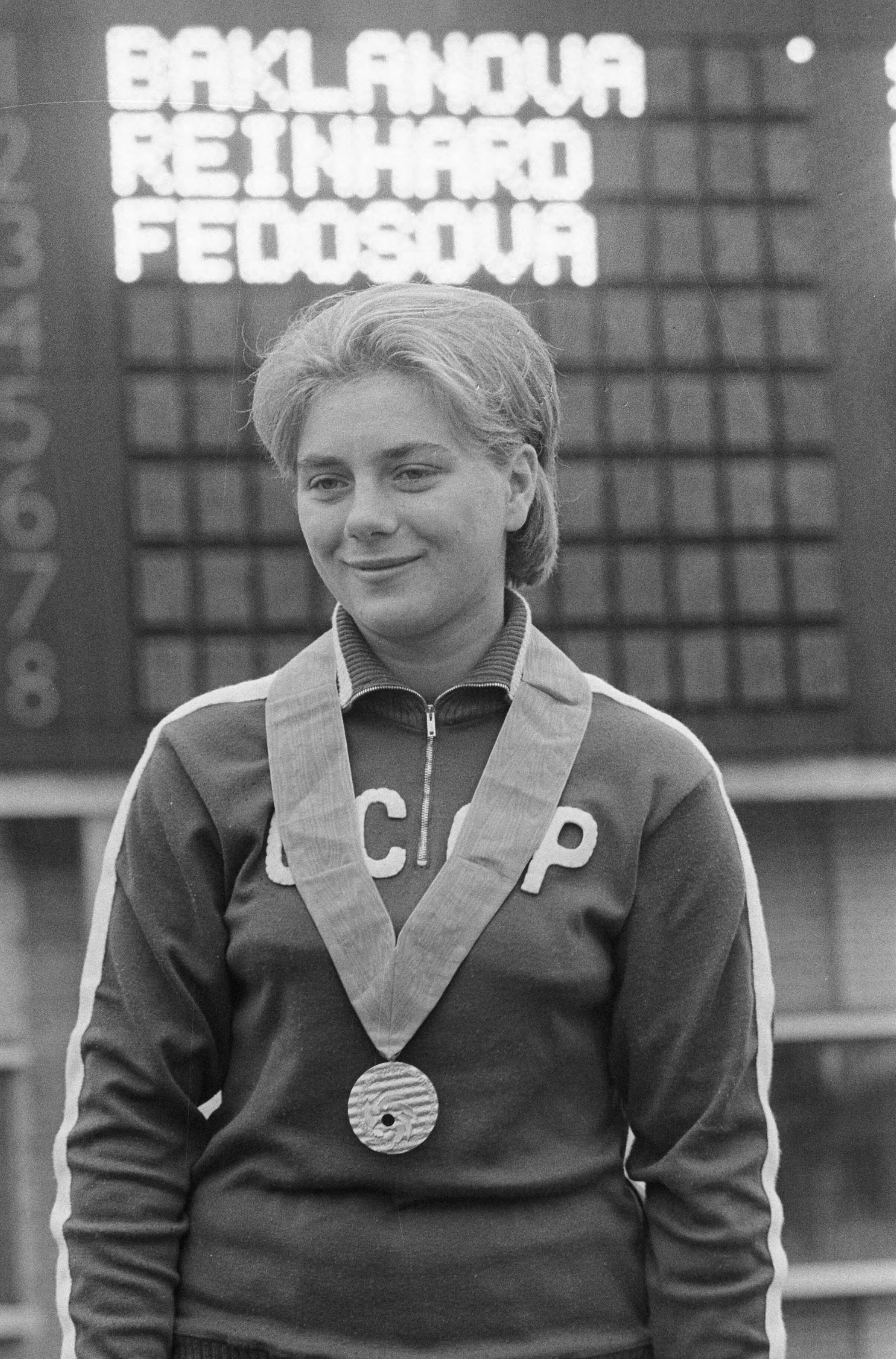 Fotocollectie Anefo — Europese Zwemkampioenschappen te Utrecht, schoonspringen drie meter plank, de kampioene Vera Baklanova (Rusland) — Foto: Kroon, Ron / Anefo. Licentie: Set B: Rechtenvrij / Publiek Domein. Bron: Nationaal Archief. http://hdl.handle.net/10648/aaf778be-d0b4-102d-bcf8-003048976d84