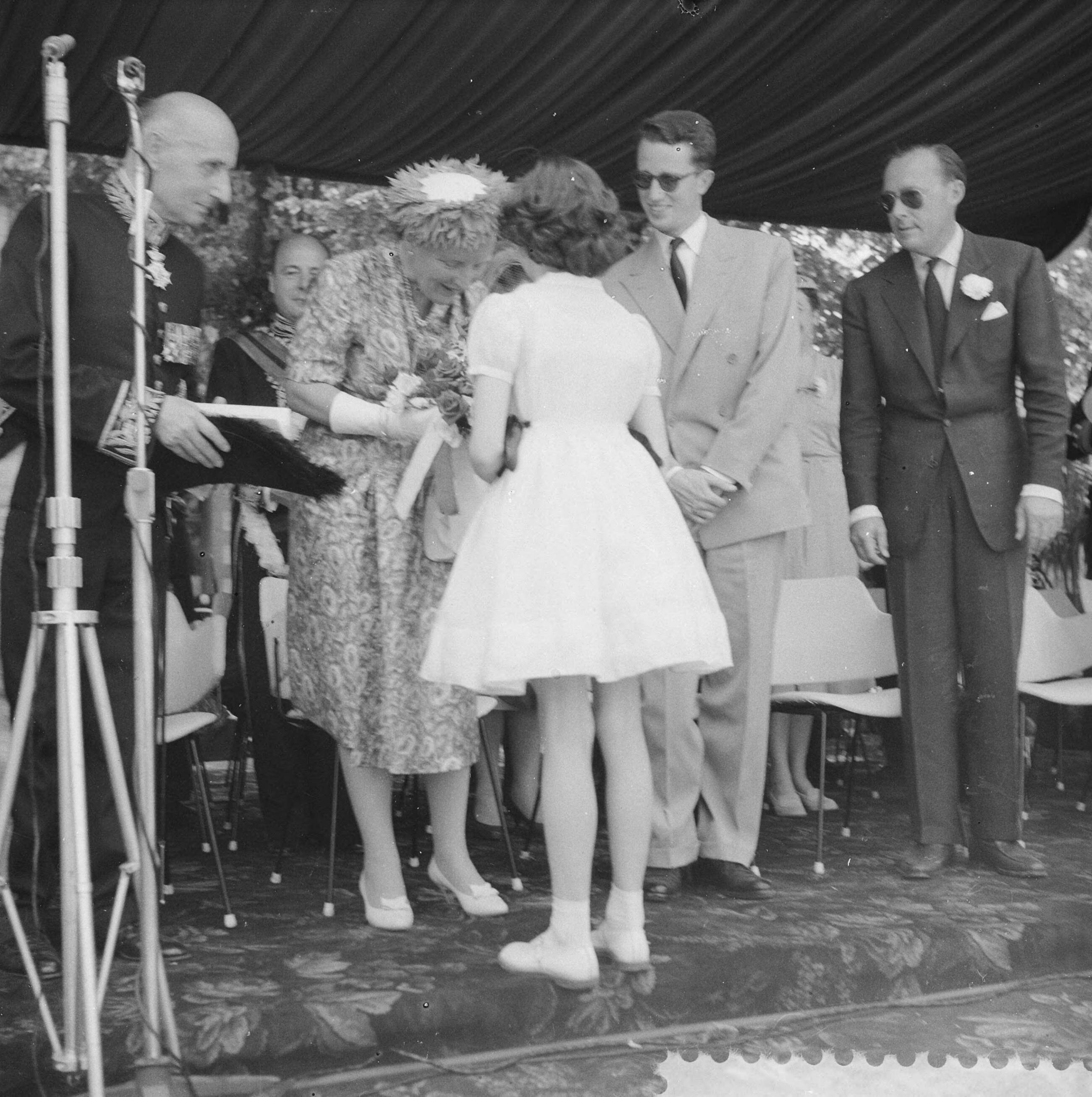 Staatsbezoek koning Boudewijn 1959 — Vierde dag van het bezoek van koning Boudewijn. Bezoek aan Maastricht en omgeving — Foto: Noske, J.D. / Anefo. Licentie: Set B: Rechtenvrij / Publiek Domein. Bron: Nationaal Archief. http://hdl.handle.net/10648/a998c4dc-d0b4-102d-bcf8-003048976d84