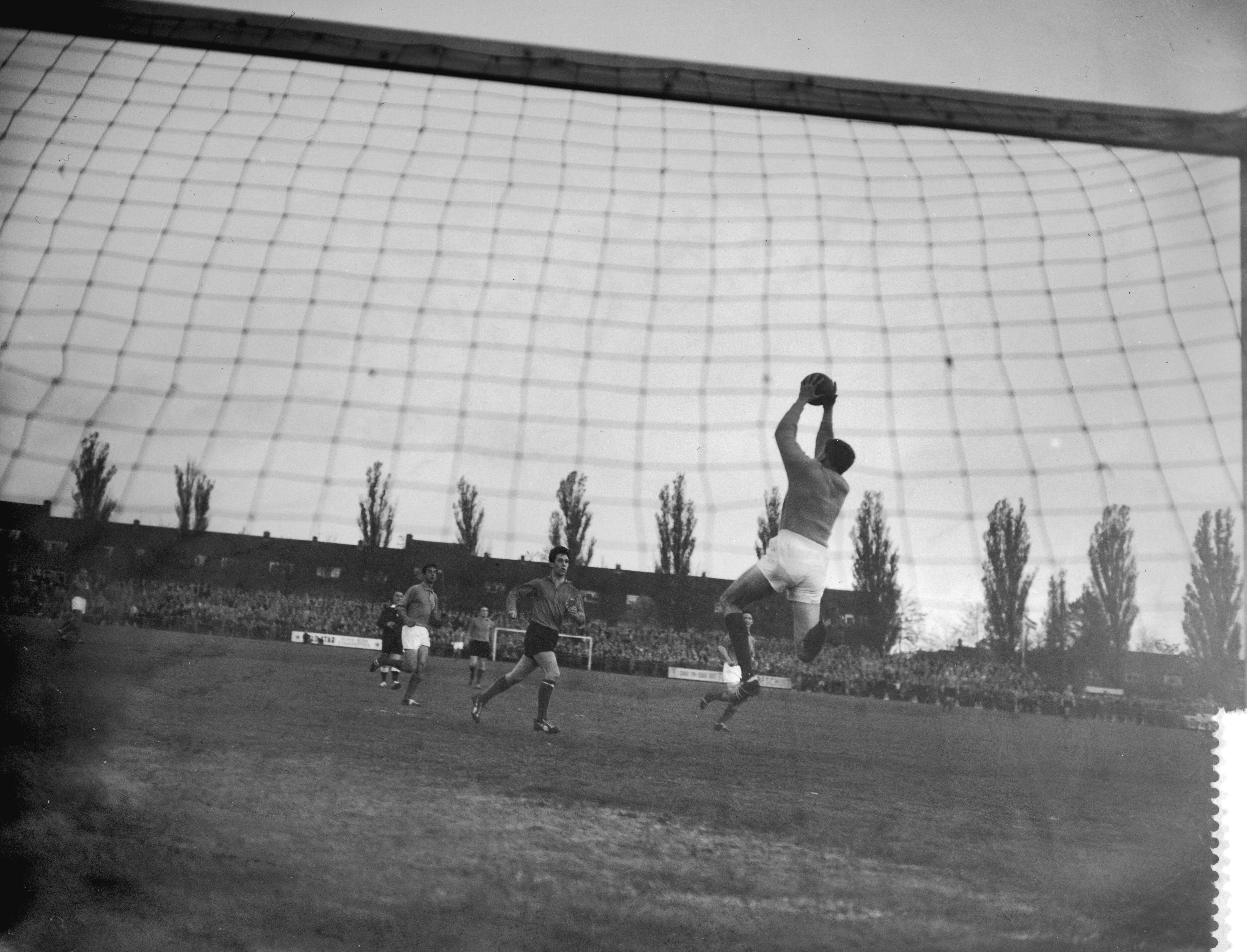 Fotocollectie Anefo — Voetbal. Nederlands amateurelftal tegen Frankrijk te Leeuwarden 1-1. Spelmoment. de Franse keeper Wettstein springt en heeft de bal — Foto: Rossem, Wim van / Anefo. Licentie: Set B: Rechtenvrij / Publiek Domein. Bron: Nationaal Archief. http://hdl.handle.net/10648/a993450c-d0b4-102d-bcf8-003048976d84