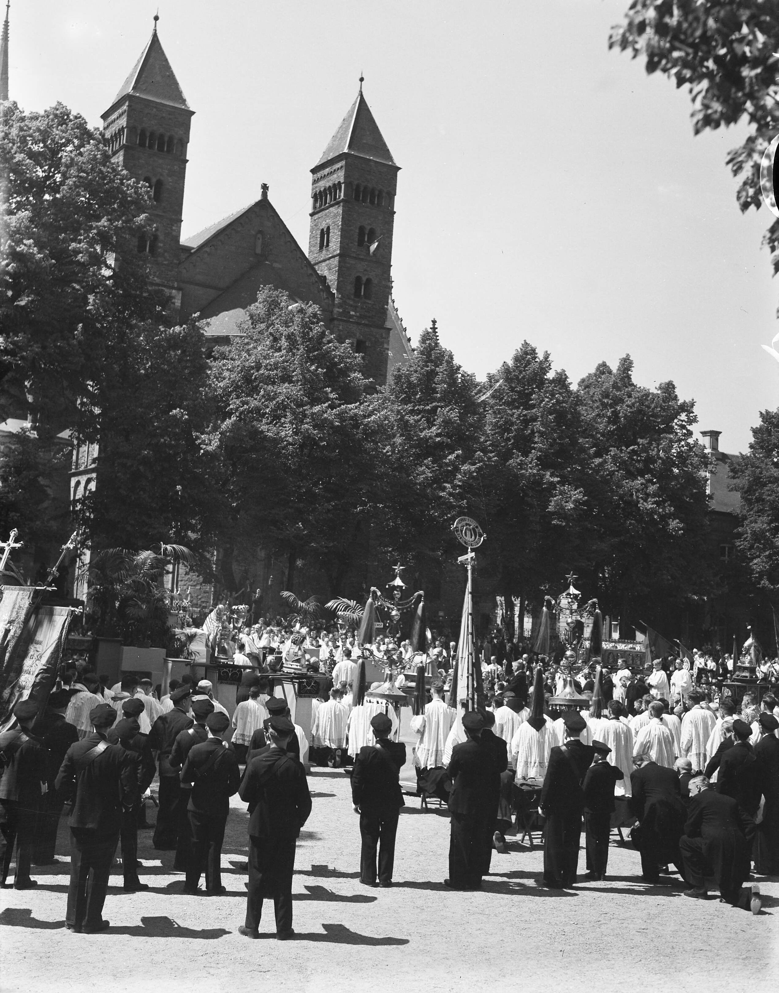 Fotocollectie Anefo — St. Servaasprocessie te Maastricht Borstbeeld St. Servaas — Foto: Moedrik, D. / Anefo. Licentie: Set B: Rechtenvrij / Publiek Domein. Bron: Nationaal Archief. http://hdl.handle.net/10648/a8b6d05e-d0b4-102d-bcf8-003048976d84