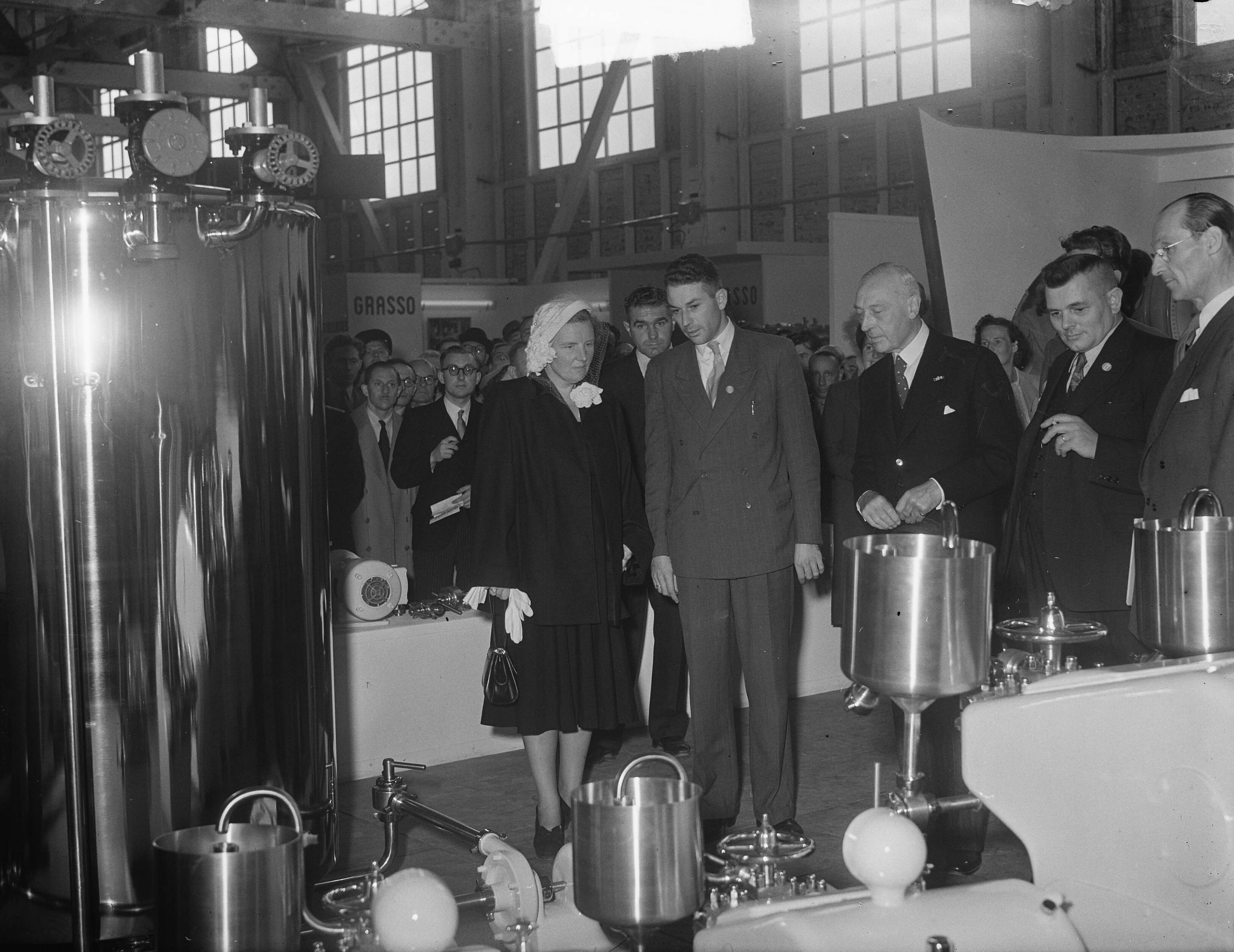 Bezoek van koningin Juliana aan de Jaarbeurs te Utrecht (1950) — Bezoek koningin Juliana aan de Jaarbeurs — Foto: Winterbergen, Rolf / Anefo. Licentie: Set B: Rechtenvrij / Publiek Domein. Bron: Nationaal Archief. http://hdl.handle.net/10648/a8dee68e-d0b4-102d-bcf8-003048976d84