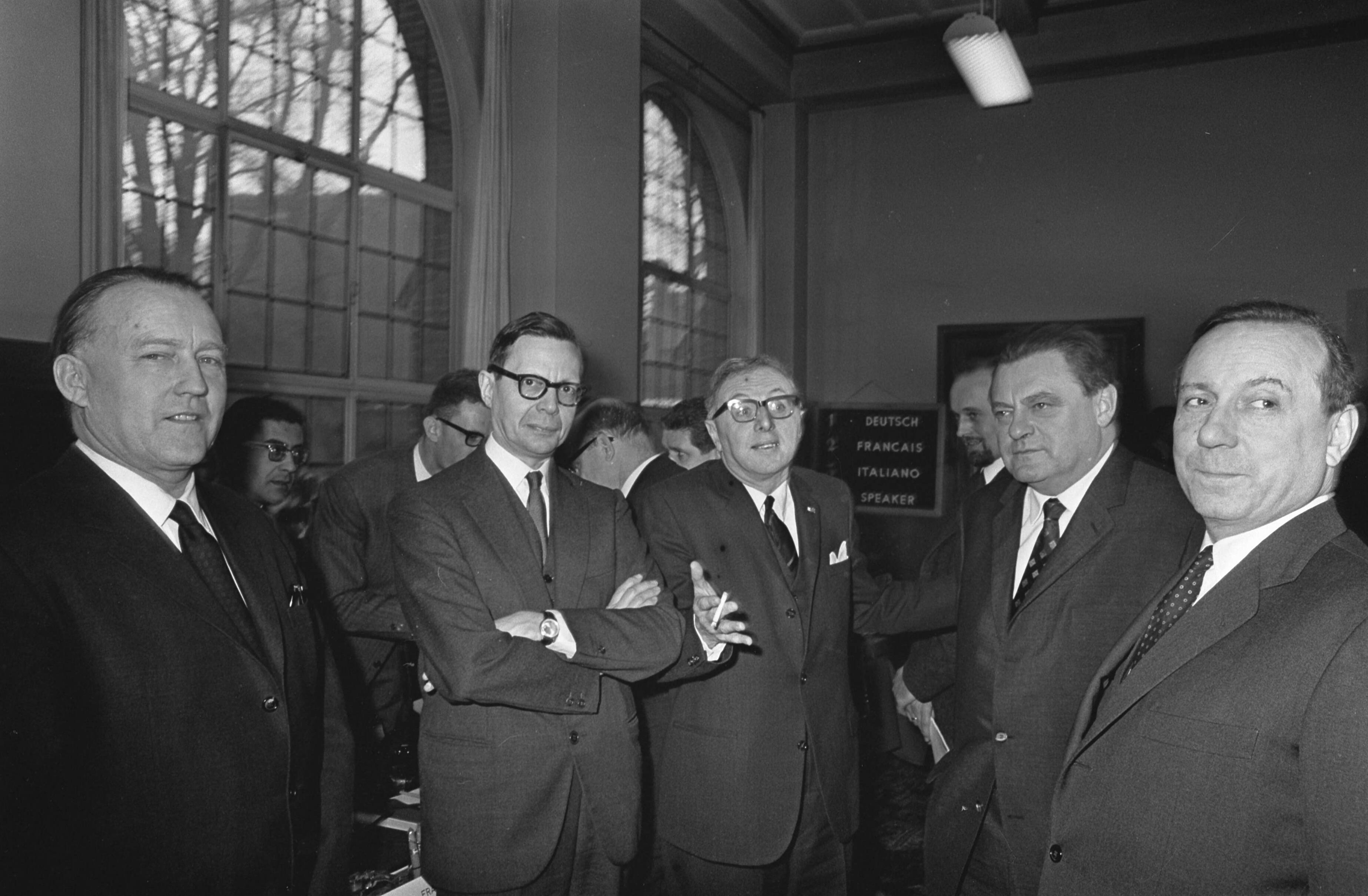 Fotocollectie Anefo — Ministers van Financien van EEG bijeen in Vredespaleis te Den Haag — Foto: Koch, Eric / Anefo. Licentie: Set B: Rechtenvrij / Publiek Domein. Bron: Nationaal Archief. http://hdl.handle.net/10648/ab0c8358-d0b4-102d-bcf8-003048976d84