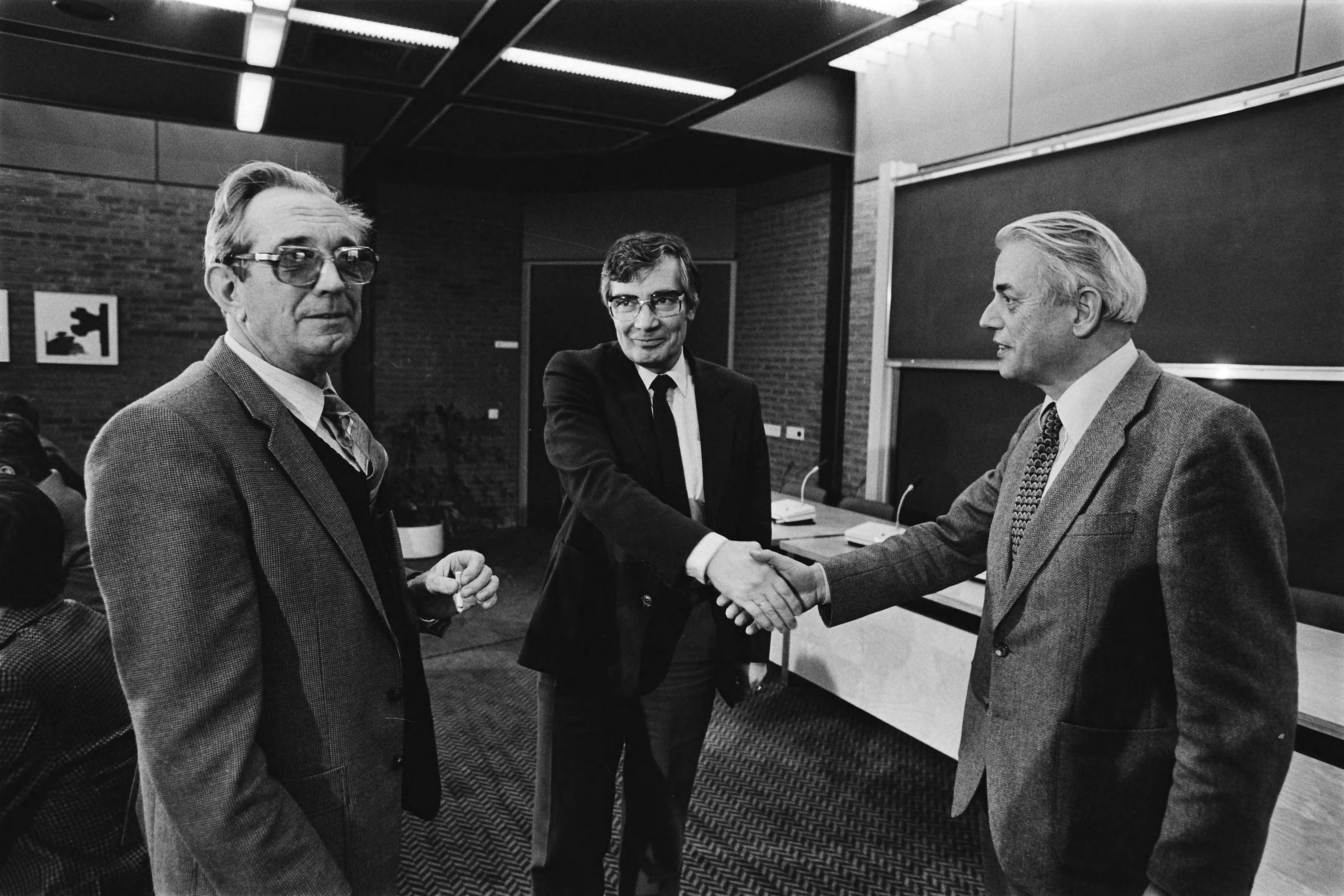 Fotocollectie Anefo — Overleg Metaal CAO in FME gebouw te Zoetermeer; FME voorzitter ter Hart begroet CNV vertegenw. Nieuwland, Rijkse (woordv. ind. FNV) — Foto: Suyk, Koen / Anefo. Licentie: Set B: Rechtenvrij / Publiek Domein. Bron: Nationaal Archief. http://hdl.handle.net/10648/acda5408-d0b4-102d-bcf8-003048976d84