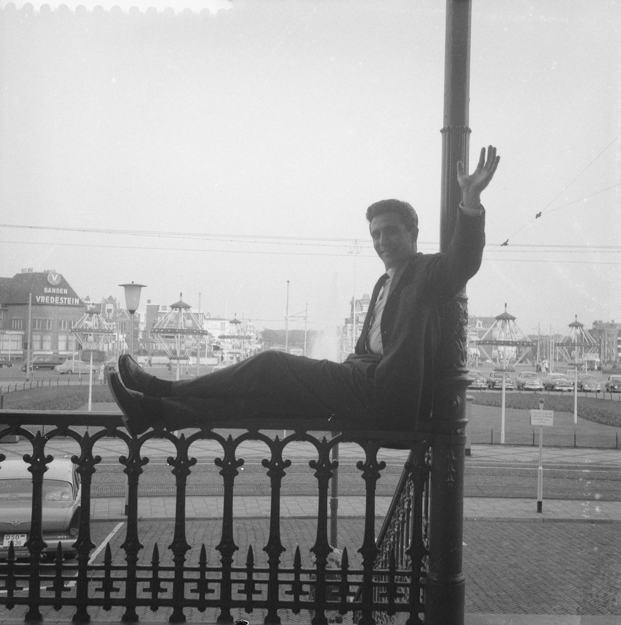 Fotocollectie Anefo — De Franse zanger Gilbert Bécaud in Scheveningen — Foto: Noske, J.D. / Anefo. Licentie: Set B: Rechtenvrij / Publiek Domein. Bron: Nationaal Archief. http://hdl.handle.net/10648/a980dde0-d0b4-102d-bcf8-003048976d84