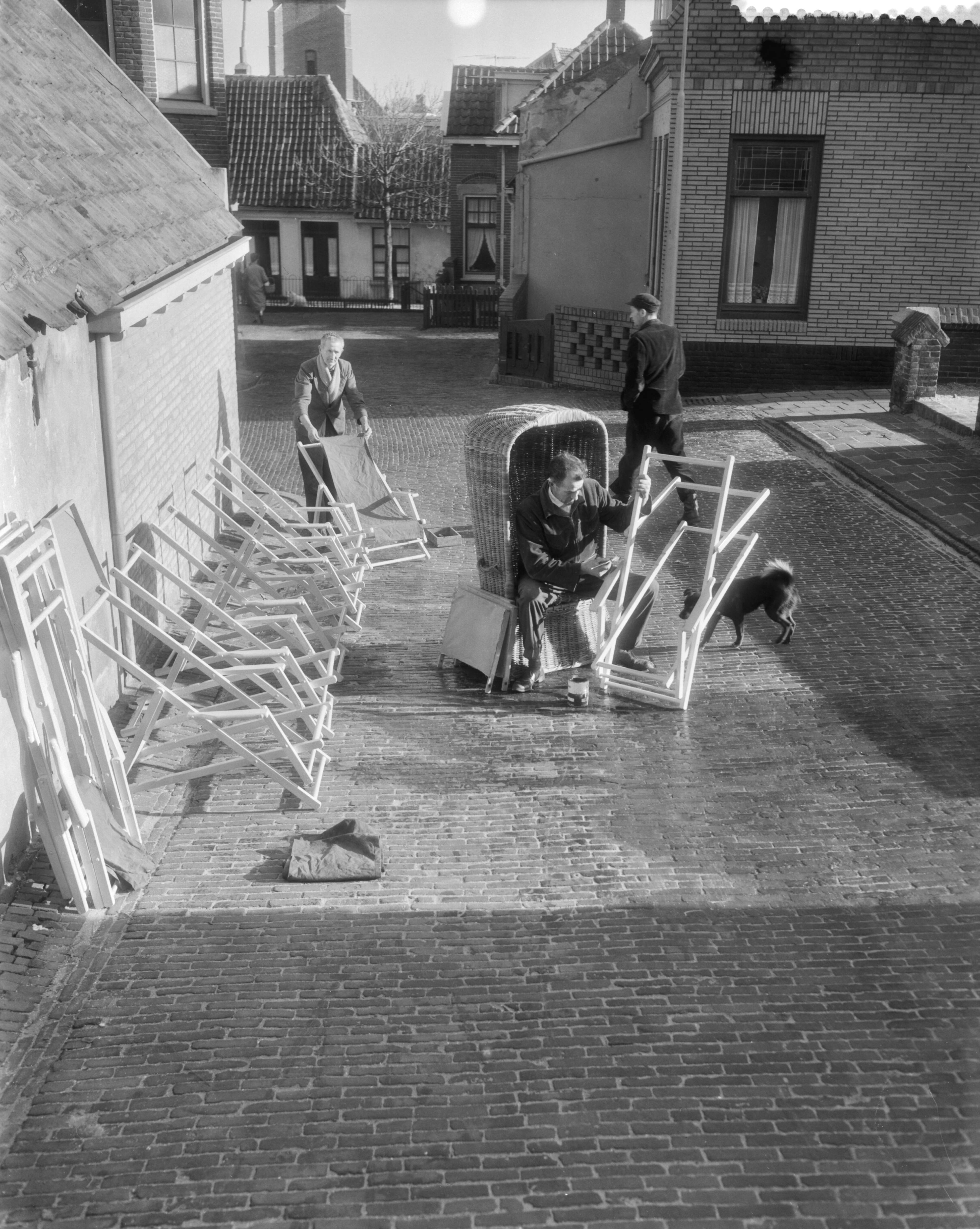 Fotocollectie Anefo — Strandhouders in Zandvoort schilderen hun strandstoelen op — Foto: Pot, Harry / Anefo. Licentie: Set B: Rechtenvrij / Publiek Domein. Bron: Nationaal Archief. http://hdl.handle.net/10648/a98cc34e-d0b4-102d-bcf8-003048976d84