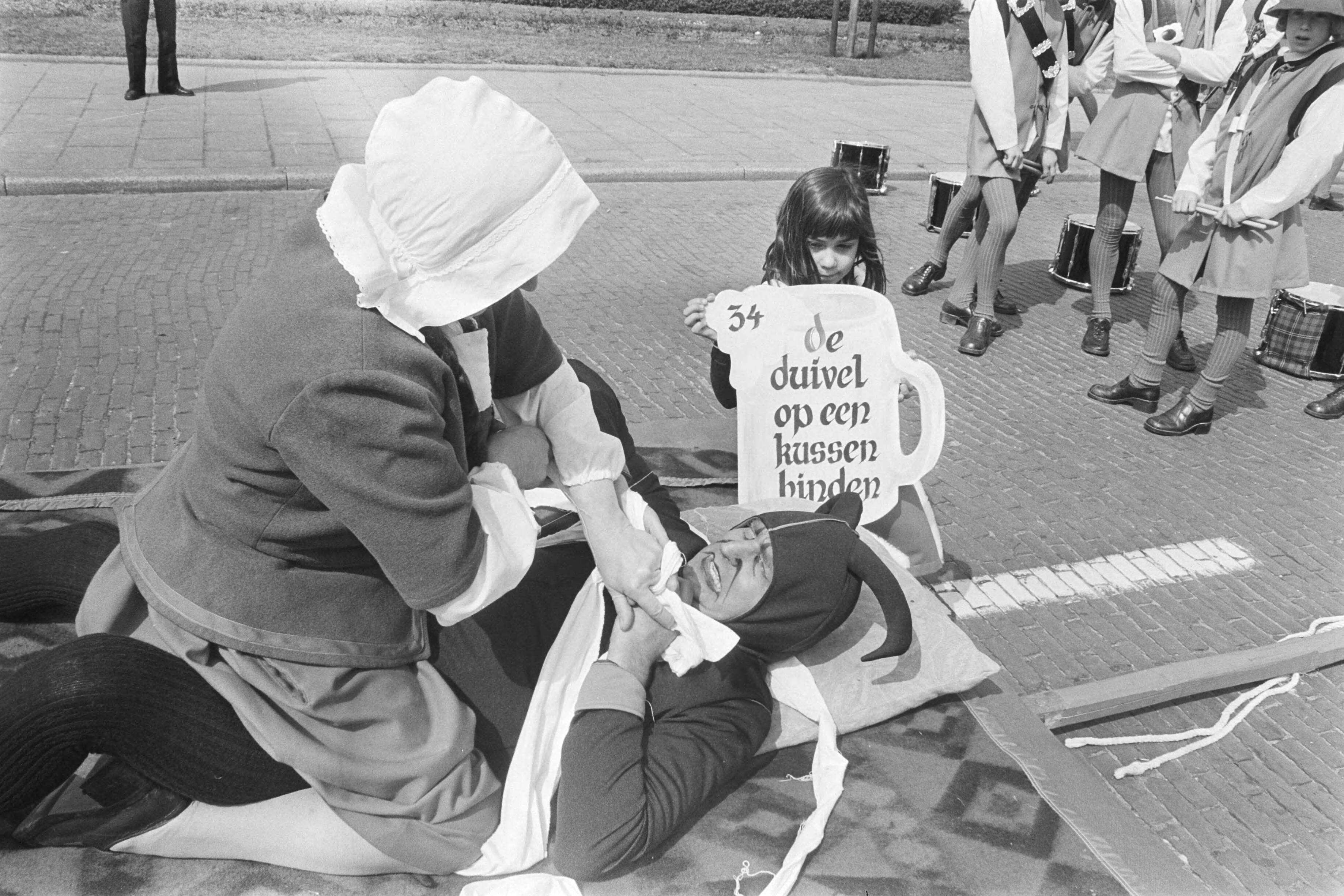Fotocollectie Anefo — Groep Belgen uit Wingene houden optocht in Den Haag , de Belgen zijn beroemd om hun Brueghel-manifestaties — Foto: Bogaerts, Rob / Anefo. Licentie: Set B: Rechtenvrij / Publiek Domein. Bron: Nationaal Archief. http://hdl.handle.net/10648/ac9ad4fe-d0b4-102d-bcf8-003048976d84