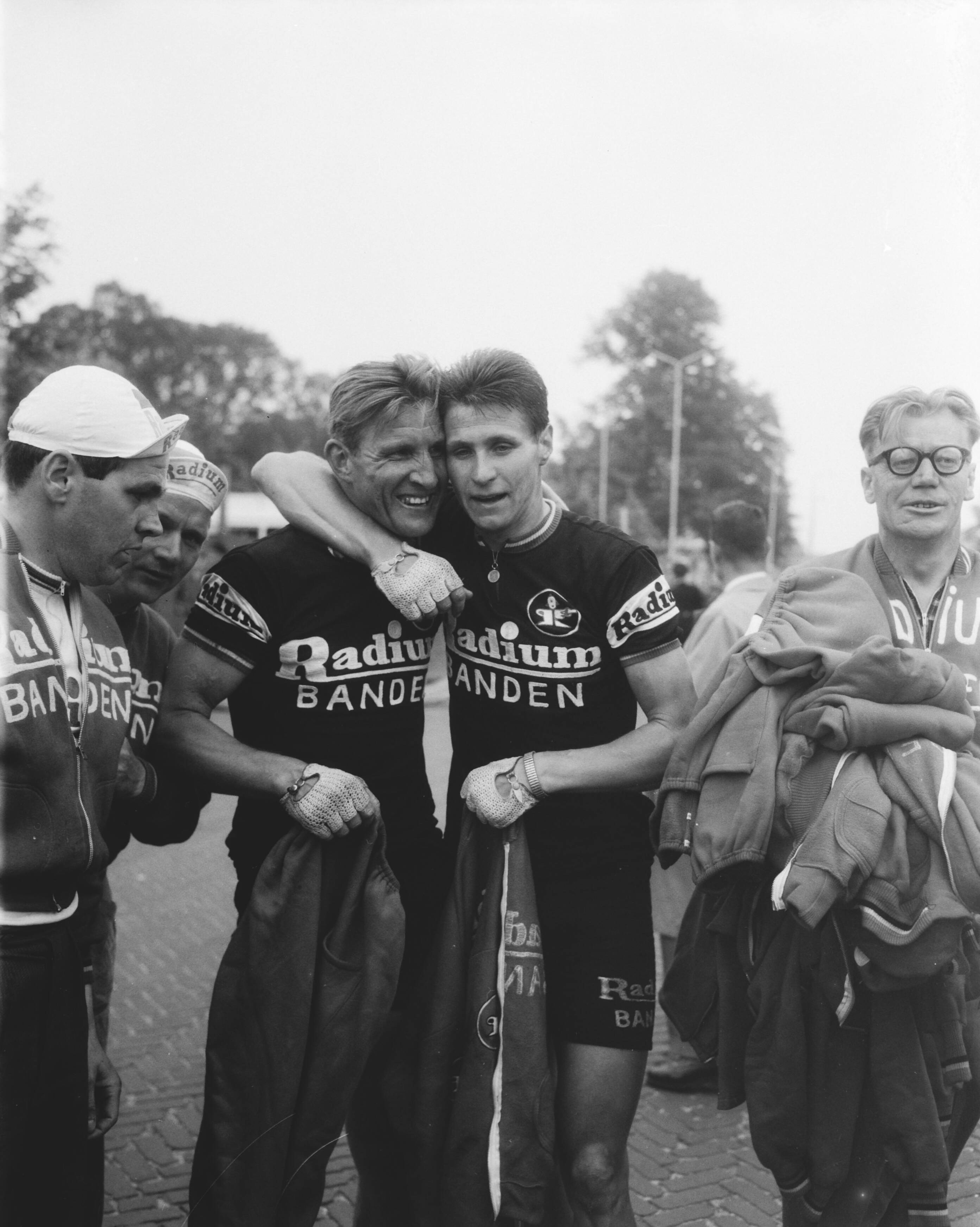 Fotocollectie Anefo — Ronde van Nederland. Finish eerste etappe in Leeuwarden. Gerrit Schulte en winnaar Peter Post (rechts) — Foto: Pot, Harry / Anefo. Licentie: Set B: Rechtenvrij / Publiek Domein. Bron: Nationaal Archief. http://hdl.handle.net/10648/a97e8e6e-d0b4-102d-bcf8-003048976d84