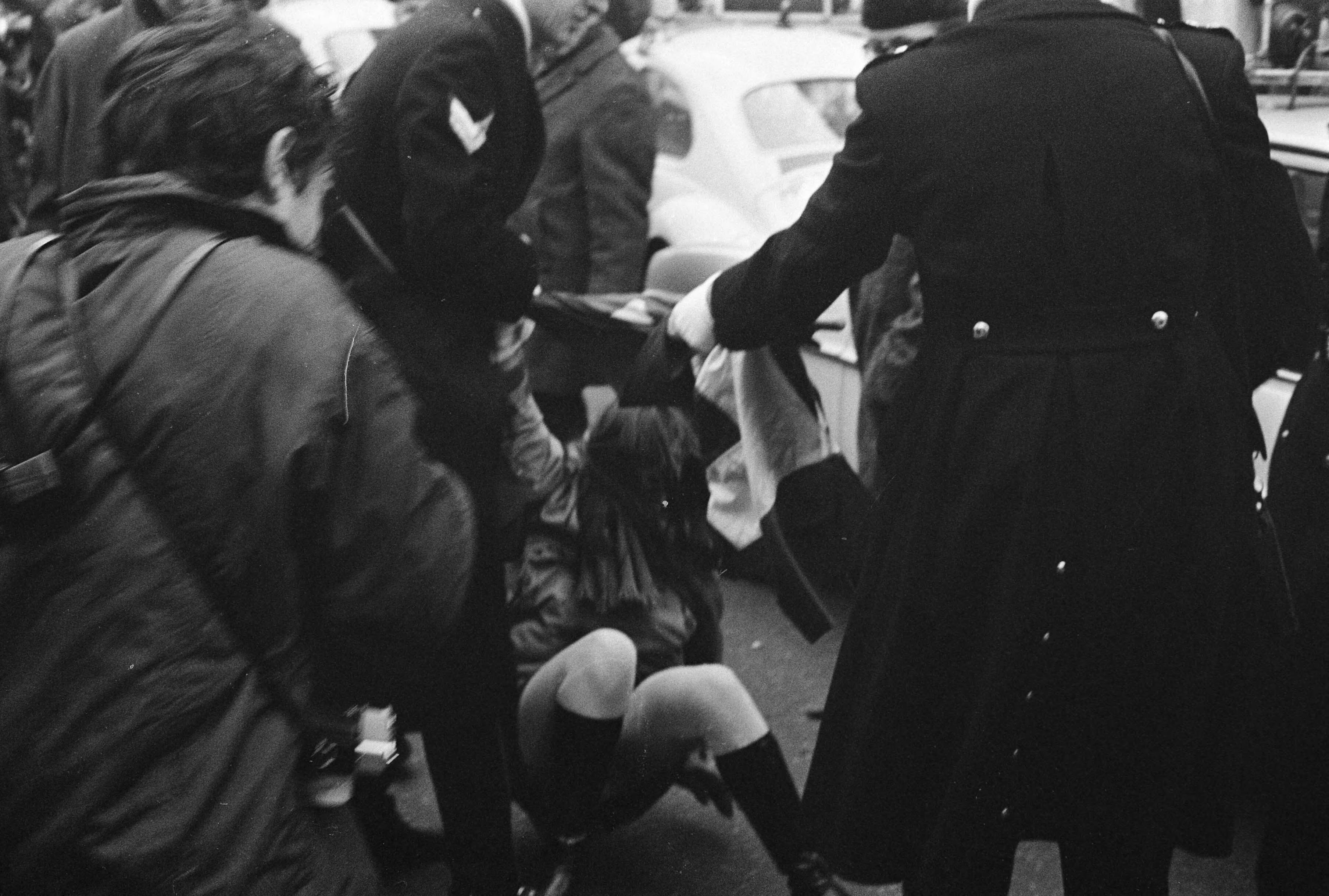 Fotocollectie Anefo — Demonstraties bij het Binnenhof Den Haag tijdens EEG-conferentie. Een Franse demonstrante wordt door de politie naar politie-auto vervoerd — Foto: Verhoeff, Bert / Anefo. Licentie: Set B: Rechtenvrij / Publiek Domein. Bron: Nationaal Archief. http://hdl.handle.net/10648/ab842930-d0b4-102d-bcf8-003048976d84
