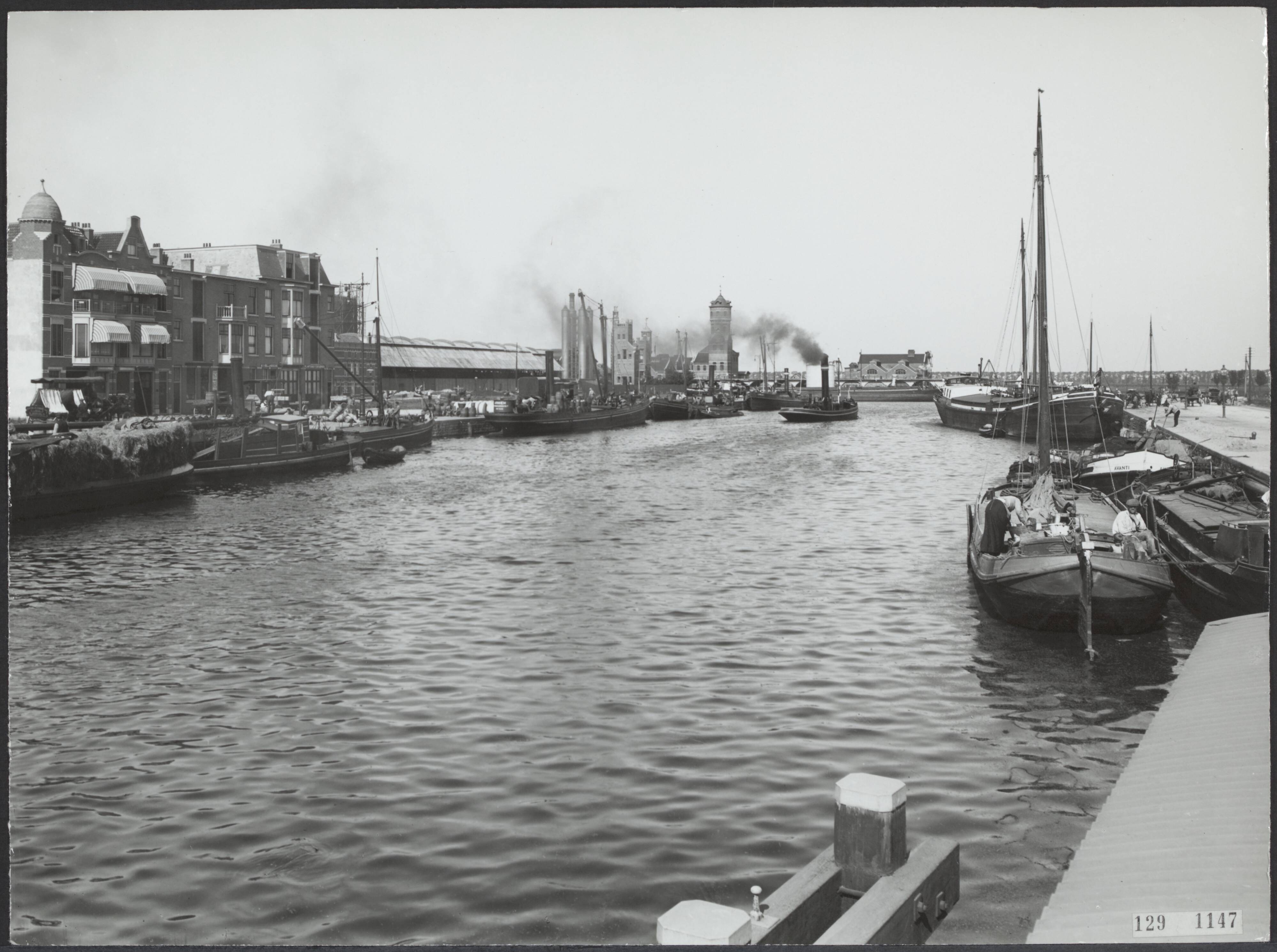 Fotocollectie Rijksvoorlichtingsdienst Eigen — Laakhaven, Den Haag (ca. 1915) — Foto: Fotodienst Gemeente Den Haag. Licentie: Set B: Rechtenvrij / Publiek Domein. Bron: Nationaal Archief. http://hdl.handle.net/10648/af48cfee-d0b4-102d-bcf8-003048976d84