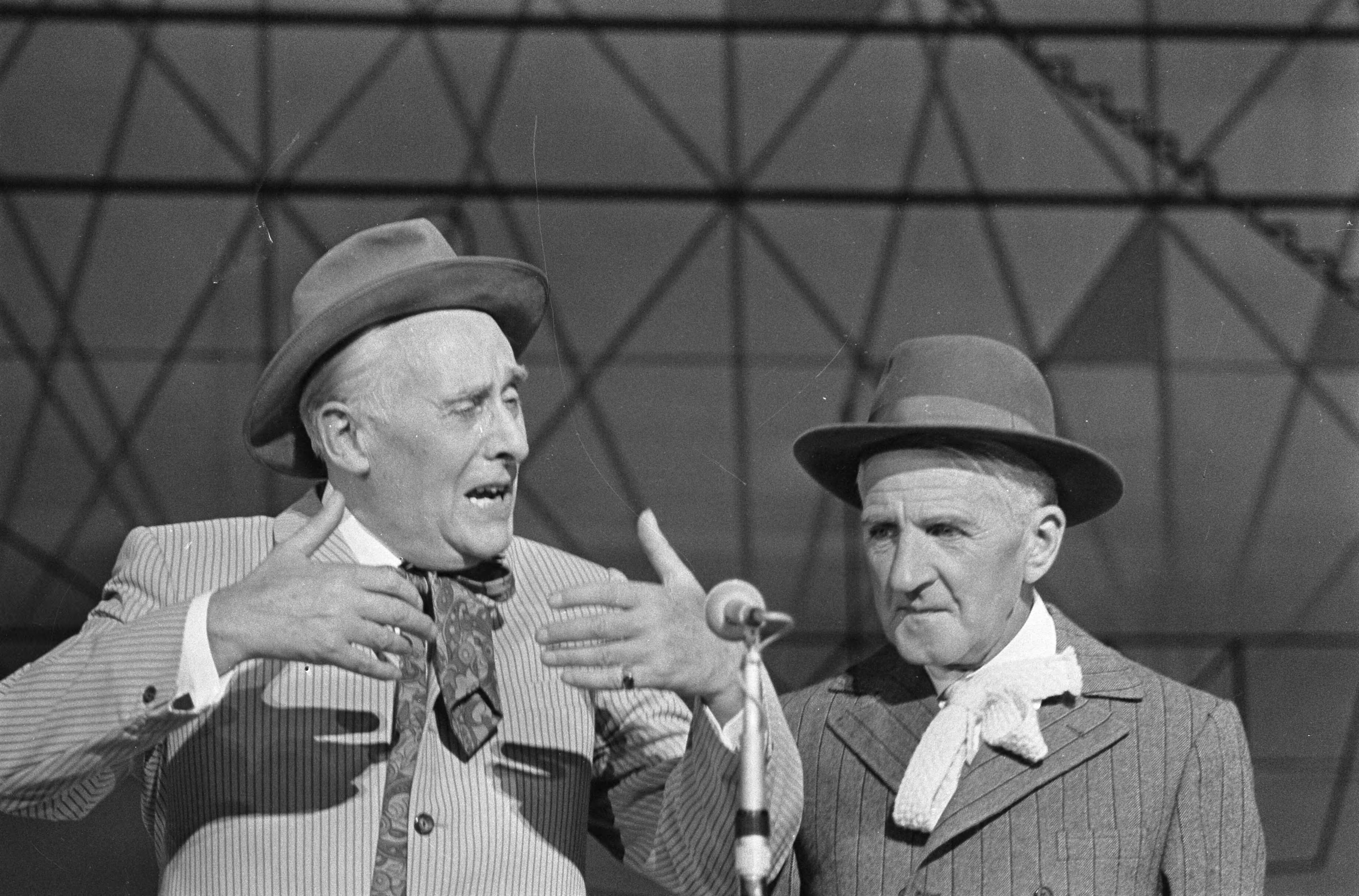 Fotocollectie Anefo — Premiere Snip en Snap Revue te Hilversum. Willy Walden en Piet Muyzelaar — Foto: Koch, Eric / Anefo. Licentie: Set B: Rechtenvrij / Publiek Domein. Bron: Nationaal Archief. http://hdl.handle.net/10648/ab1f9d26-d0b4-102d-bcf8-003048976d84