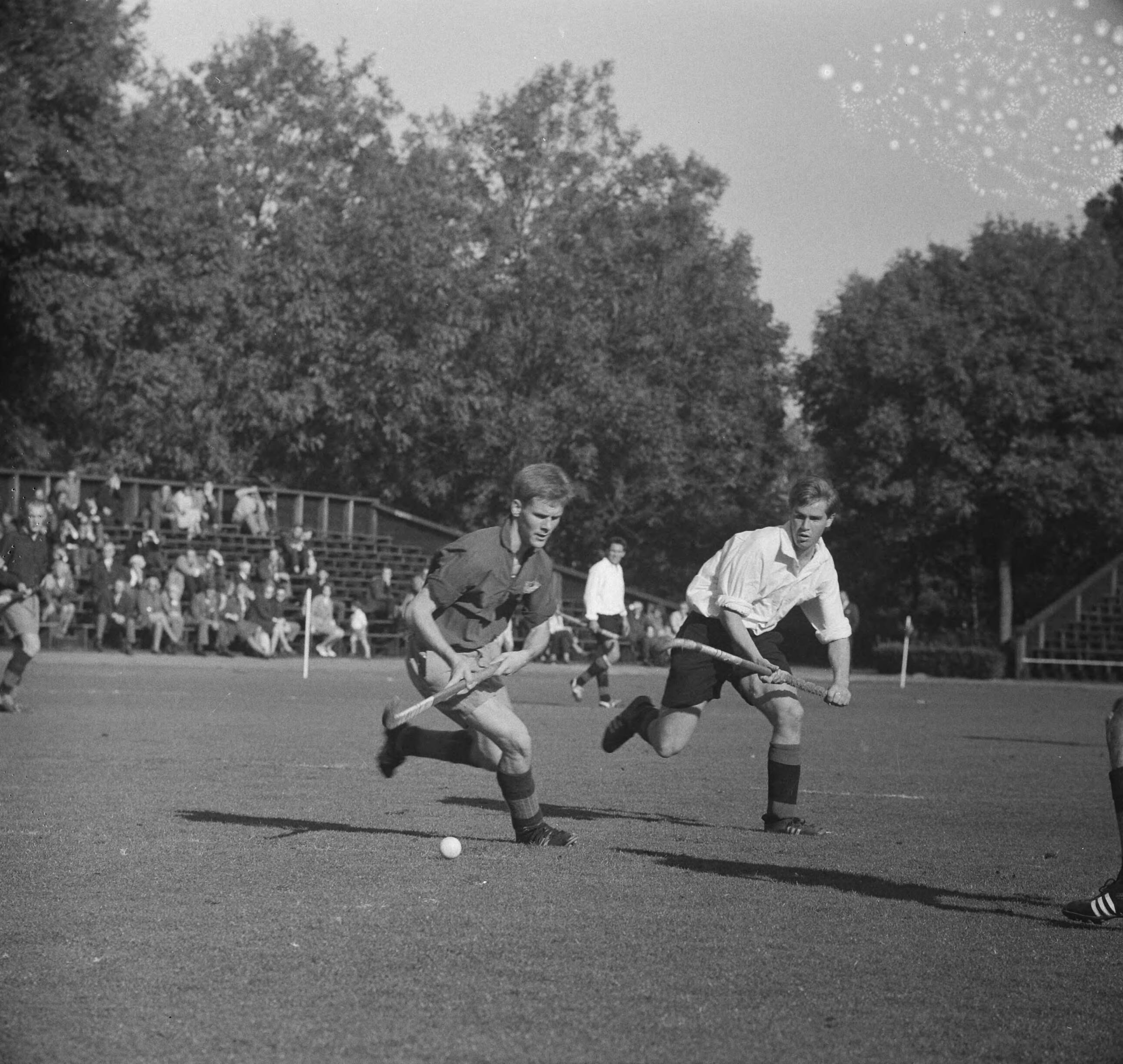 Fotocollectie Anefo — Hockey. Amsterdam - HHYC te Amsterdam: 1-1. Spelmoment — Foto: Nijs, Jac. de / Anefo. Licentie: Set B: Rechtenvrij / Publiek Domein. Bron: Nationaal Archief. http://hdl.handle.net/10648/aac5256c-d0b4-102d-bcf8-003048976d84