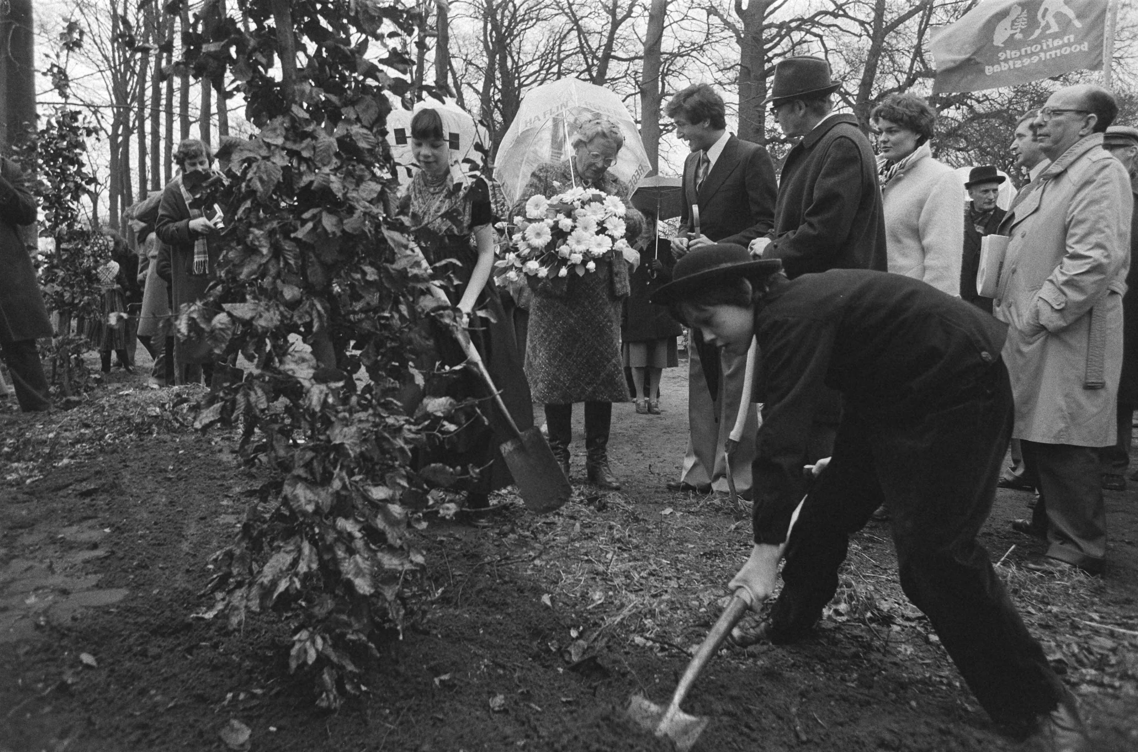 Nationale boomplantdag — koningin Juliana ontvangt een boeket bloemen — Foto: Suyk, Koen / Anefo. Licentie: Set B: Rechtenvrij / Publiek Domein. Bron: Nationaal Archief. http://hdl.handle.net/10648/acc6b0b0-d0b4-102d-bcf8-003048976d84