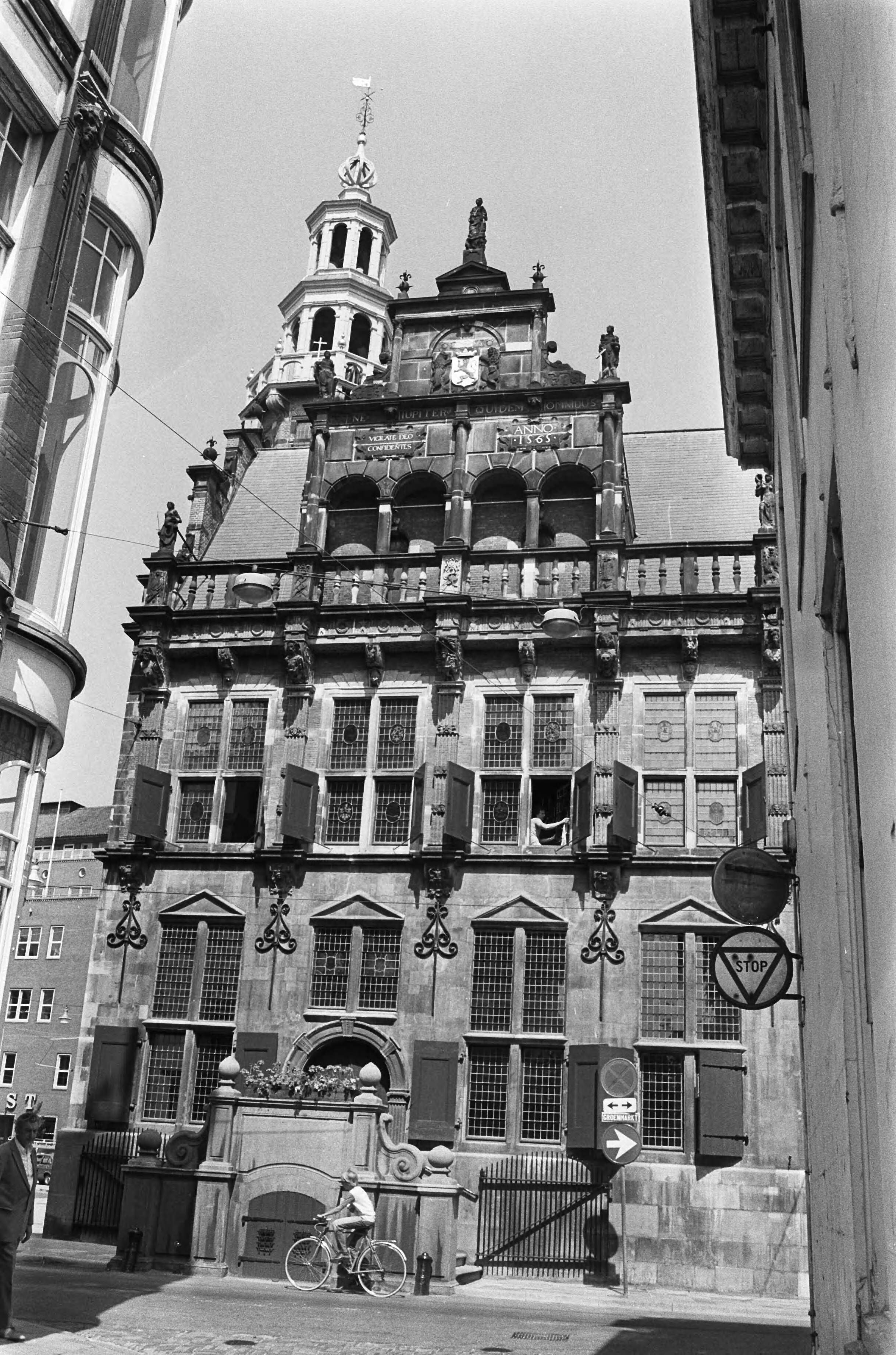 Oude stadhuis aan de Groenmarkt in Den Haag gerestaureerd — Exterieur van het stadhuis — Foto: Bogaerts, Rob / Anefo. Licentie: Set B: Rechtenvrij / Publiek Domein. Bron: Nationaal Archief. http://hdl.handle.net/10648/ac6aed8e-d0b4-102d-bcf8-003048976d84