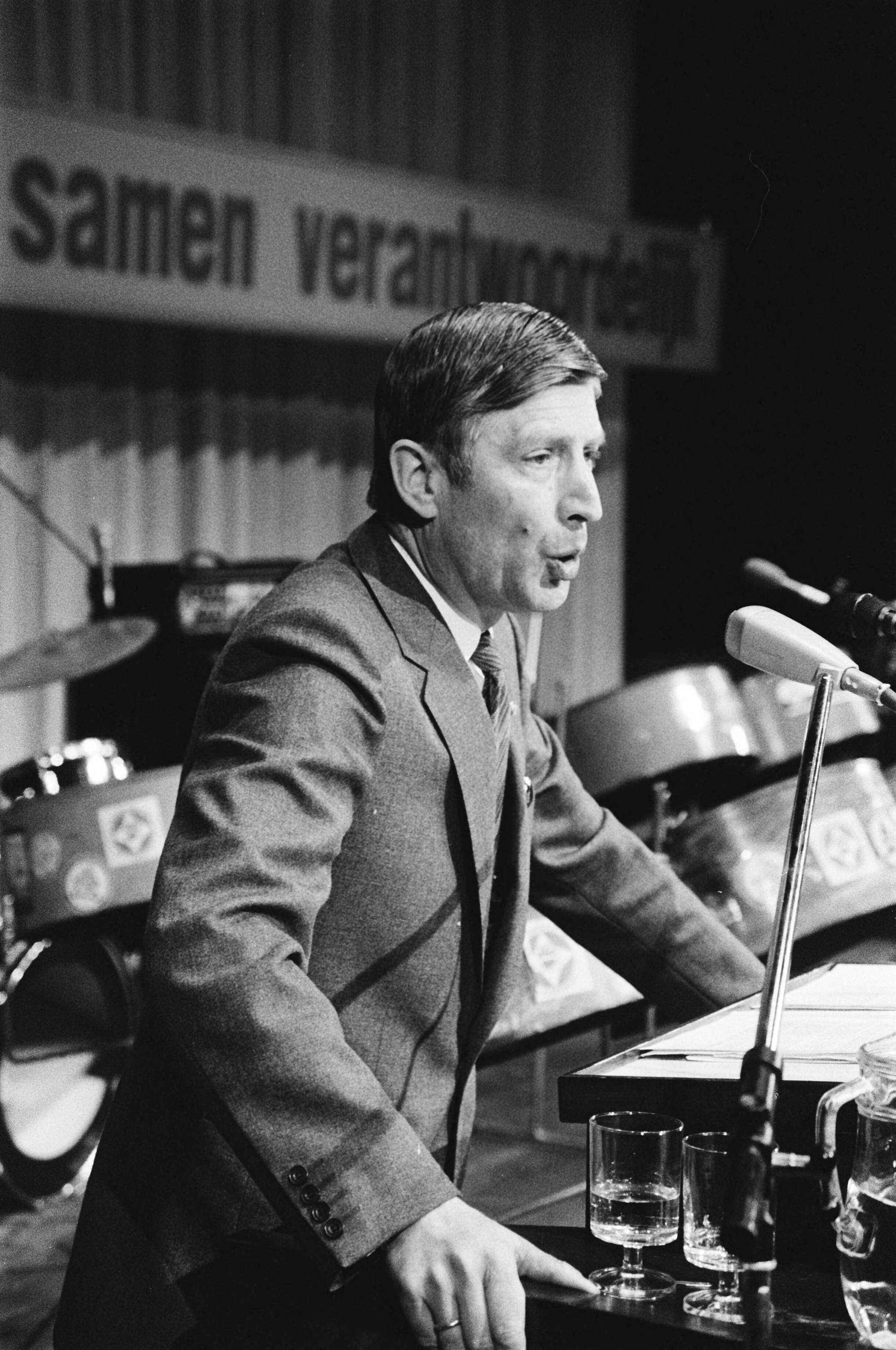 Fotocollectie Anefo — CDA-bijeenkomst in Jaarbeurs congrescentrum te Utrecht, begin verkiezingscampagne, Premier Van Agt tijdens zijn toespraak — Foto: Dijk, Hans van / Anefo. Licentie: Set B: Rechtenvrij / Publiek Domein. Bron: Nationaal Archief. http://hdl.handle.net/10648/acf94ab6-d0b4-102d-bcf8-003048976d84