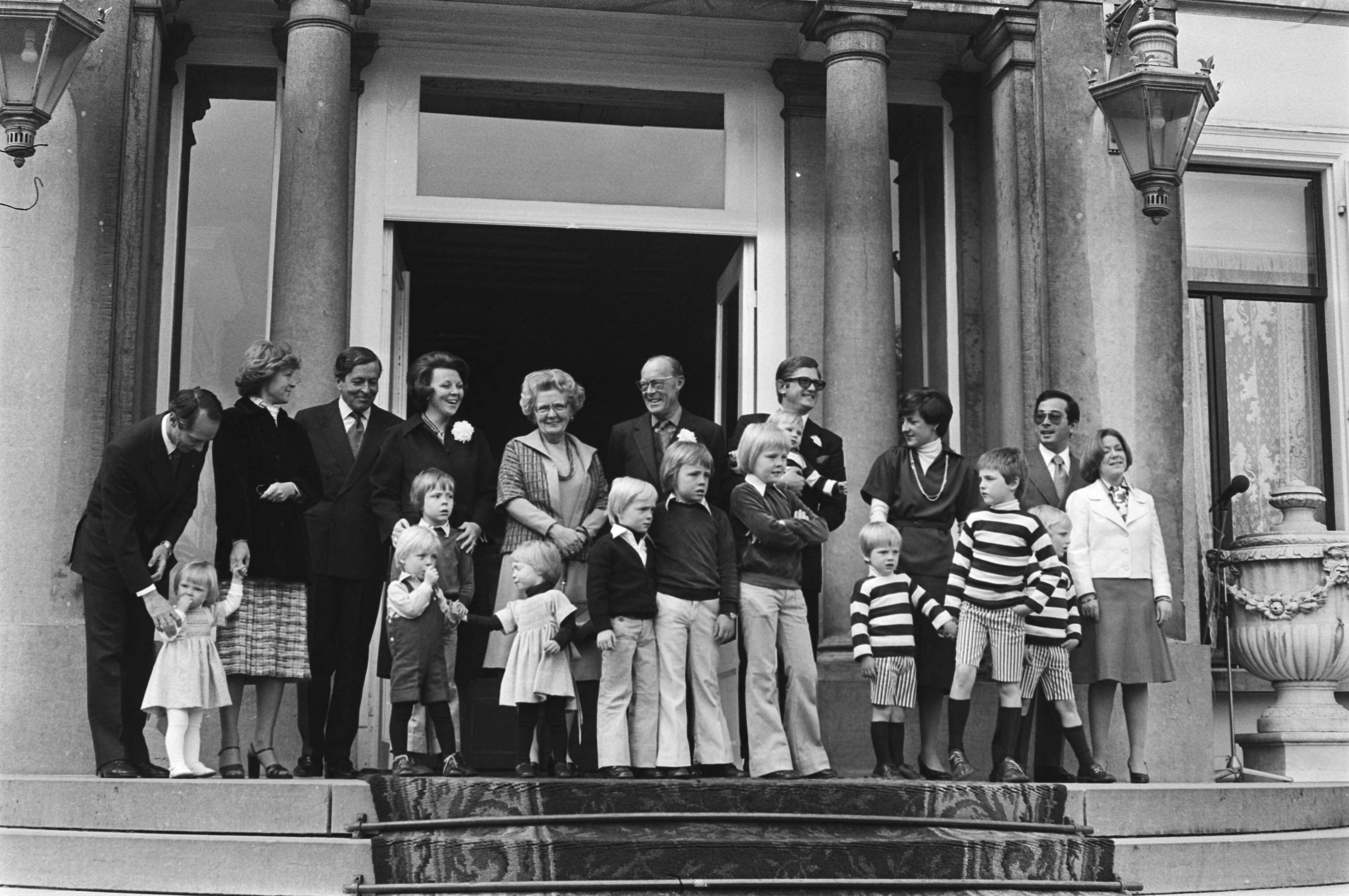 Fotocollectie Anefo — Defile Soestdijk; de gehele familie op het bordes — Foto: Mieremet, Rob / Anefo. Licentie: Set B: Rechtenvrij / Publiek Domein. Bron: Nationaal Archief. http://hdl.handle.net/10648/ac828cd2-d0b4-102d-bcf8-003048976d84