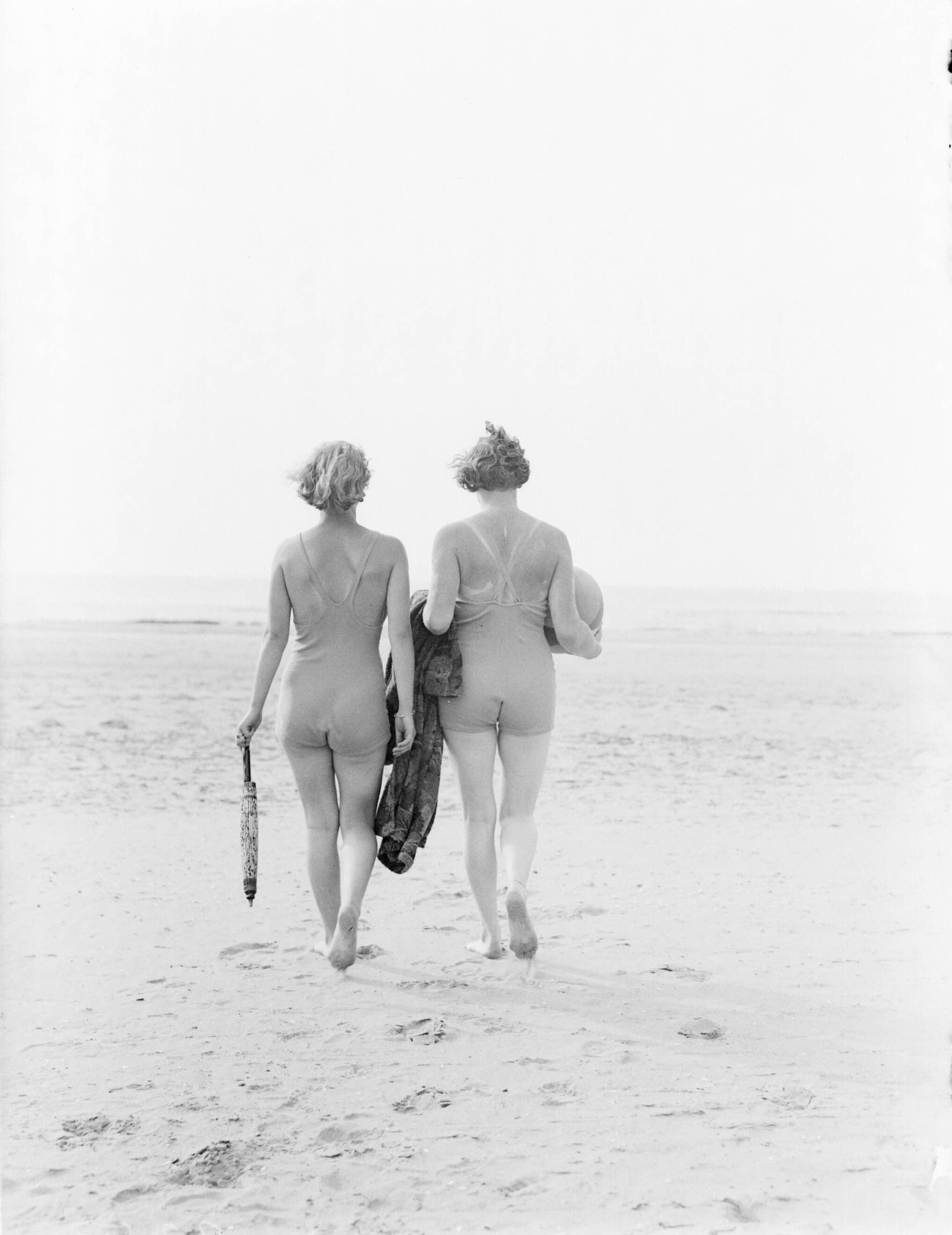 Reportage fotomodel — Model Eva Waldschmidt en Van de Polls vrouw Nell Langlais aan het strand van Zandvoort — Foto: Poll, Willem van de. Licentie: Set B: Rechtenvrij / Publiek Domein. Bron: Nationaal Archief. http://hdl.handle.net/10648/aea7f678-d0b4-102d-bcf8-003048976d84