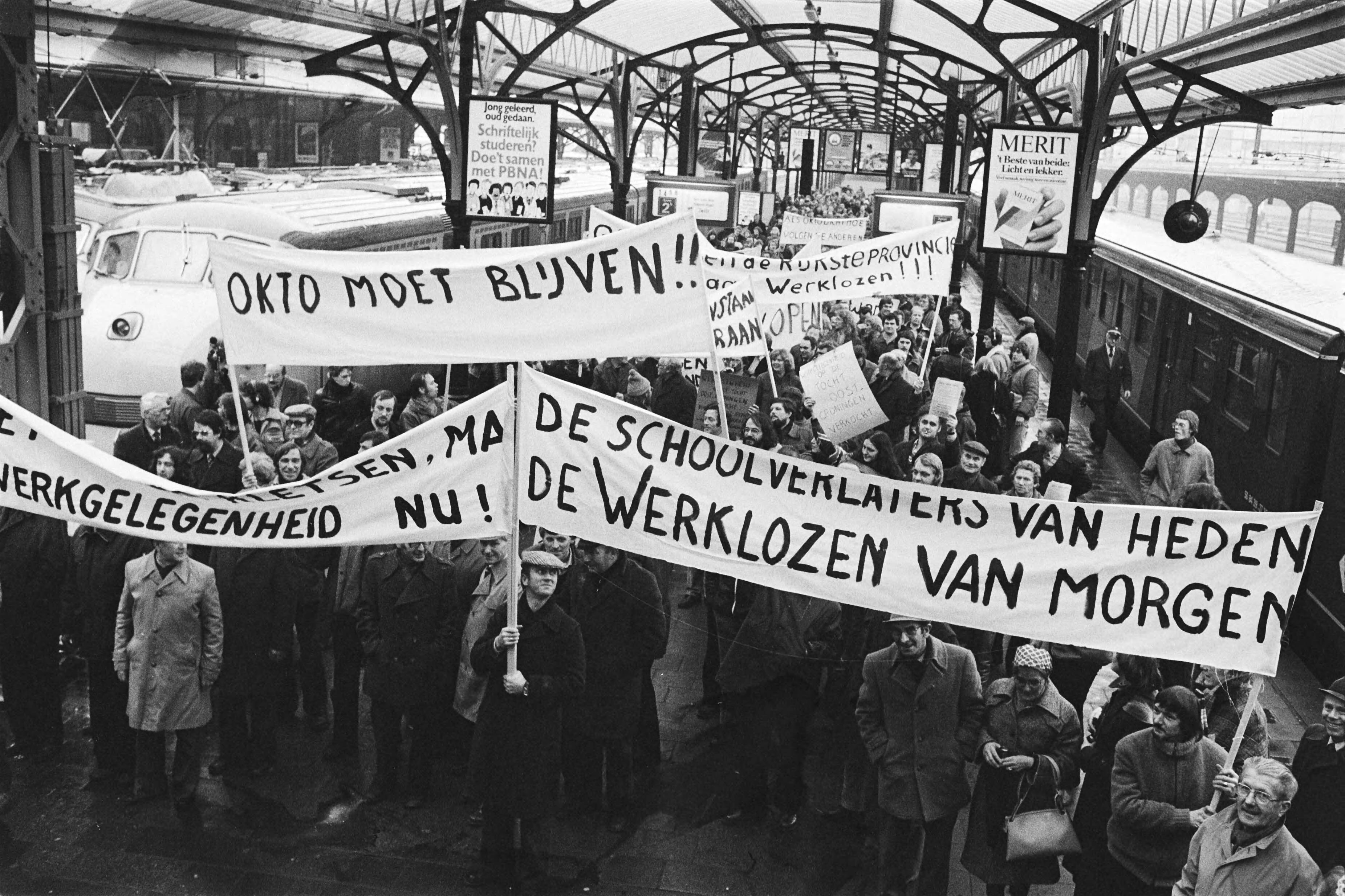 Fotocollectie Anefo — Demonstratie in Groningen voor werkgelegenheid in het Noorden des lands; demonstranten op het station — Foto: Suyk, Koen / Anefo. Licentie: Set B: Rechtenvrij / Publiek Domein. Bron: Nationaal Archief. http://hdl.handle.net/10648/acd9b656-d0b4-102d-bcf8-003048976d84