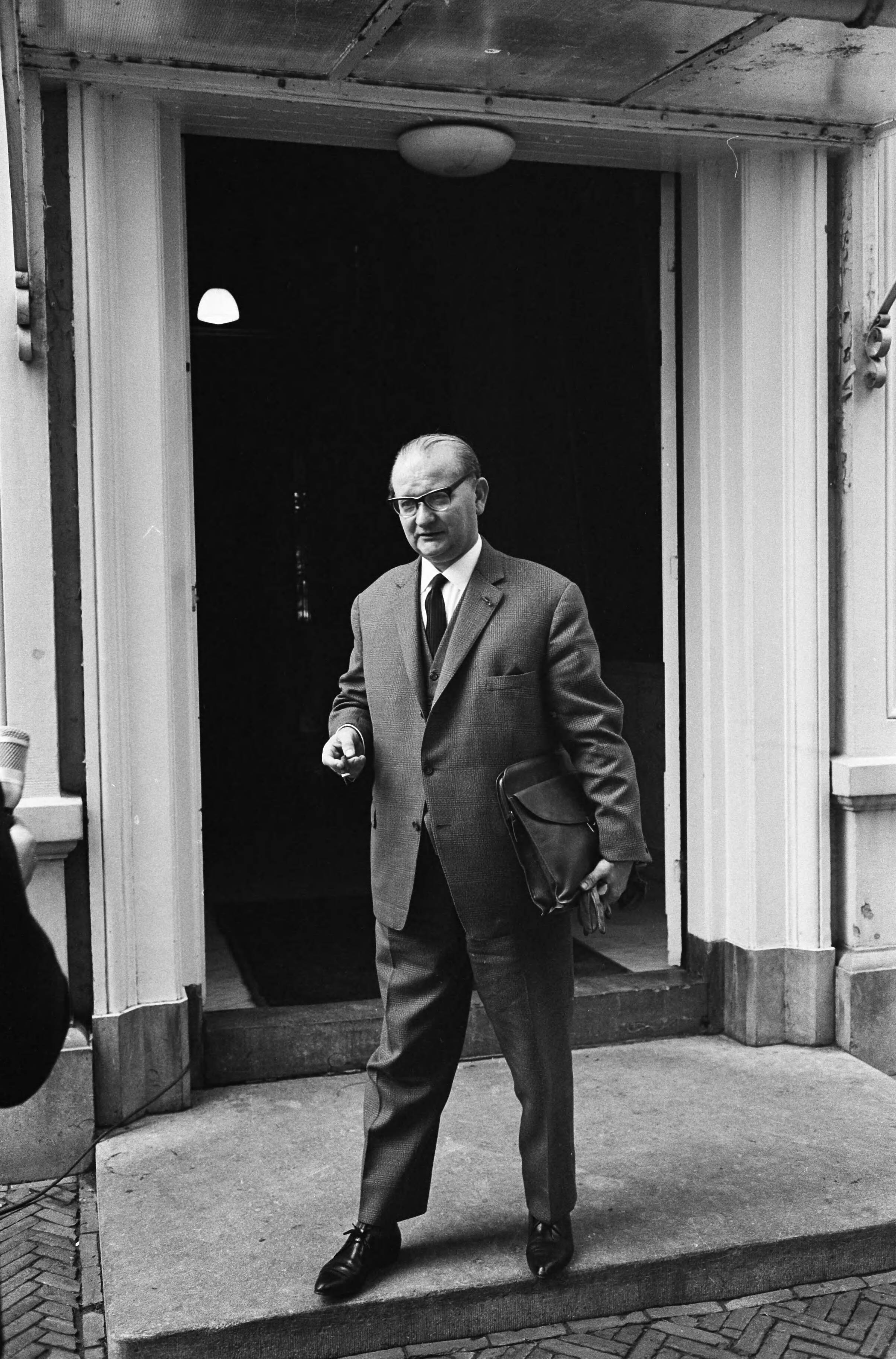 Fotocollectie Anefo — Fractievoorzitter van de KVP, dr. De Kort, door kabinetsformateur prof. Romme ontvangen — Foto: Pot, Harry / Anefo. Licentie: Set B: Rechtenvrij / Publiek Domein. Bron: Nationaal Archief. http://hdl.handle.net/10648/aa37cf64-d0b4-102d-bcf8-003048976d84
