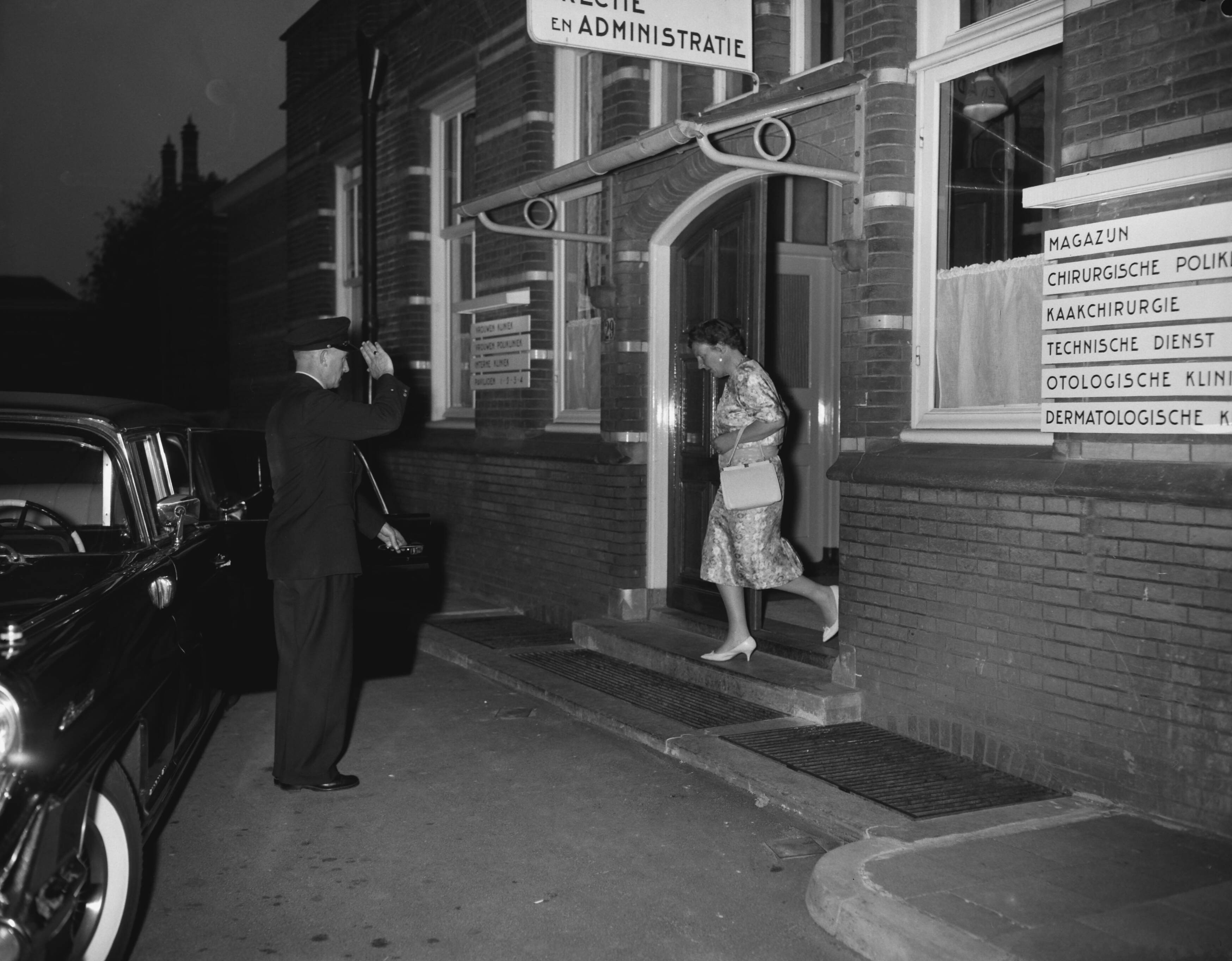 Fotocollectie Anefo — koningin Juliana bezoekt Prins Bernhard in het ziekenhuis te Utrecht, koningin Juliana verlaat het ziekenhuis — Foto: Bilsen, Joop van / Anefo. Licentie: Set B: Rechtenvrij / Publiek Domein. Bron: Nationaal Archief. http://hdl.handle.net/10648/a9b0c870-d0b4-102d-bcf8-003048976d84