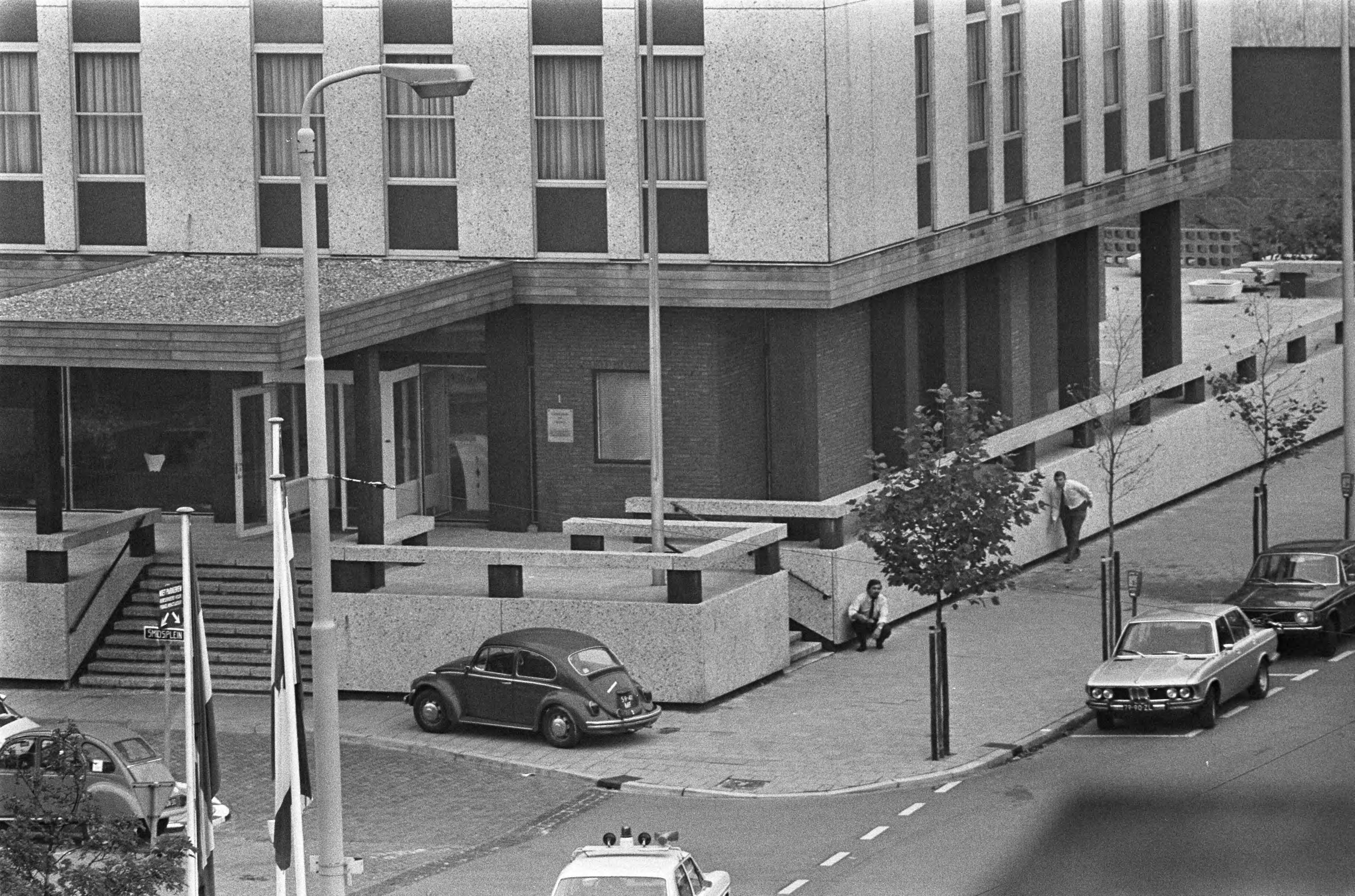 Fotocollectie Anefo — Japanse terroristen gijzelen Franse ambassadeur en 10 anderen in Franse ambassade in Den Haag , rechercheurs sluipen rond ambassade op zoek naar uit het raam — Foto: Mieremet, Rob / Anefo. Licentie: Set B: Rechtenvrij / Publiek Domein. Bron: Nationaal Archief. http://hdl.handle.net/10648/ac5543c6-d0b4-102d-bcf8-003048976d84