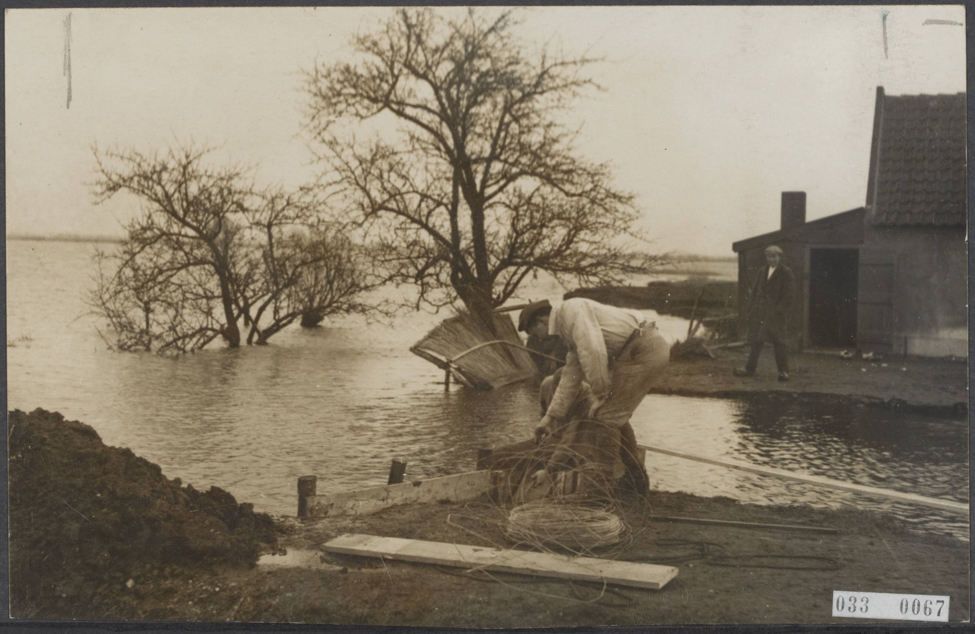 Fotocollectie Elsevier Binnenland — Overstroming te Reeuwijk bij Gouda — Foto: Fotopersbureau "Holland". Licentie: Set B: Rechtenvrij / Publiek Domein. Bron: Nationaal Archief. http://hdl.handle.net/10648/ade5c7ce-d0b4-102d-bcf8-003048976d84