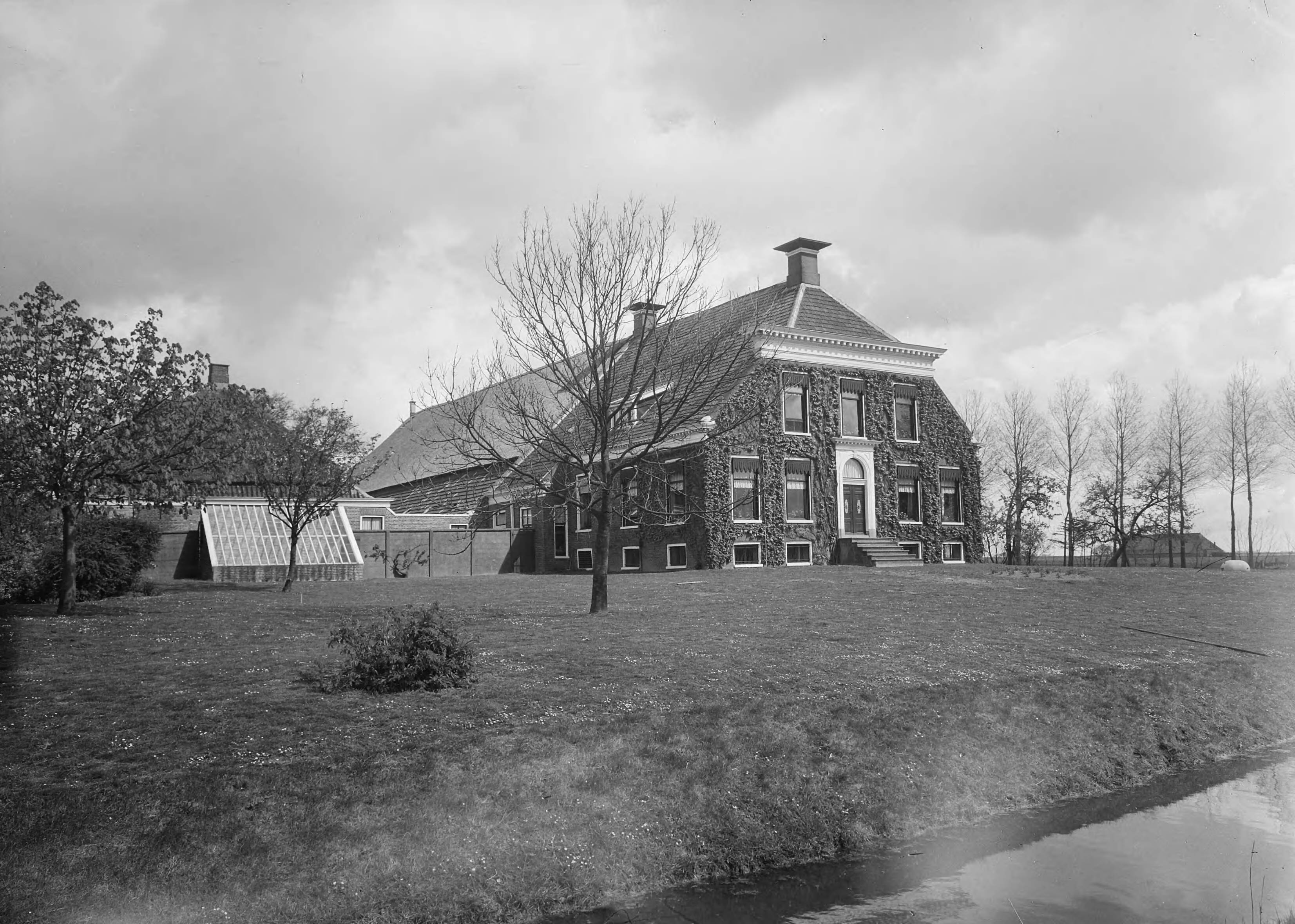 Fotocollectie Nederlandse Heidemaatschappij — Groningse boerderij - Usquert — Foto: Wüllschleger, [...] / Heidemij. Licentie: Set B: Rechtenvrij / Publiek Domein. Bron: Nationaal Archief. http://hdl.handle.net/10648/ae779078-d0b4-102d-bcf8-003048976d84