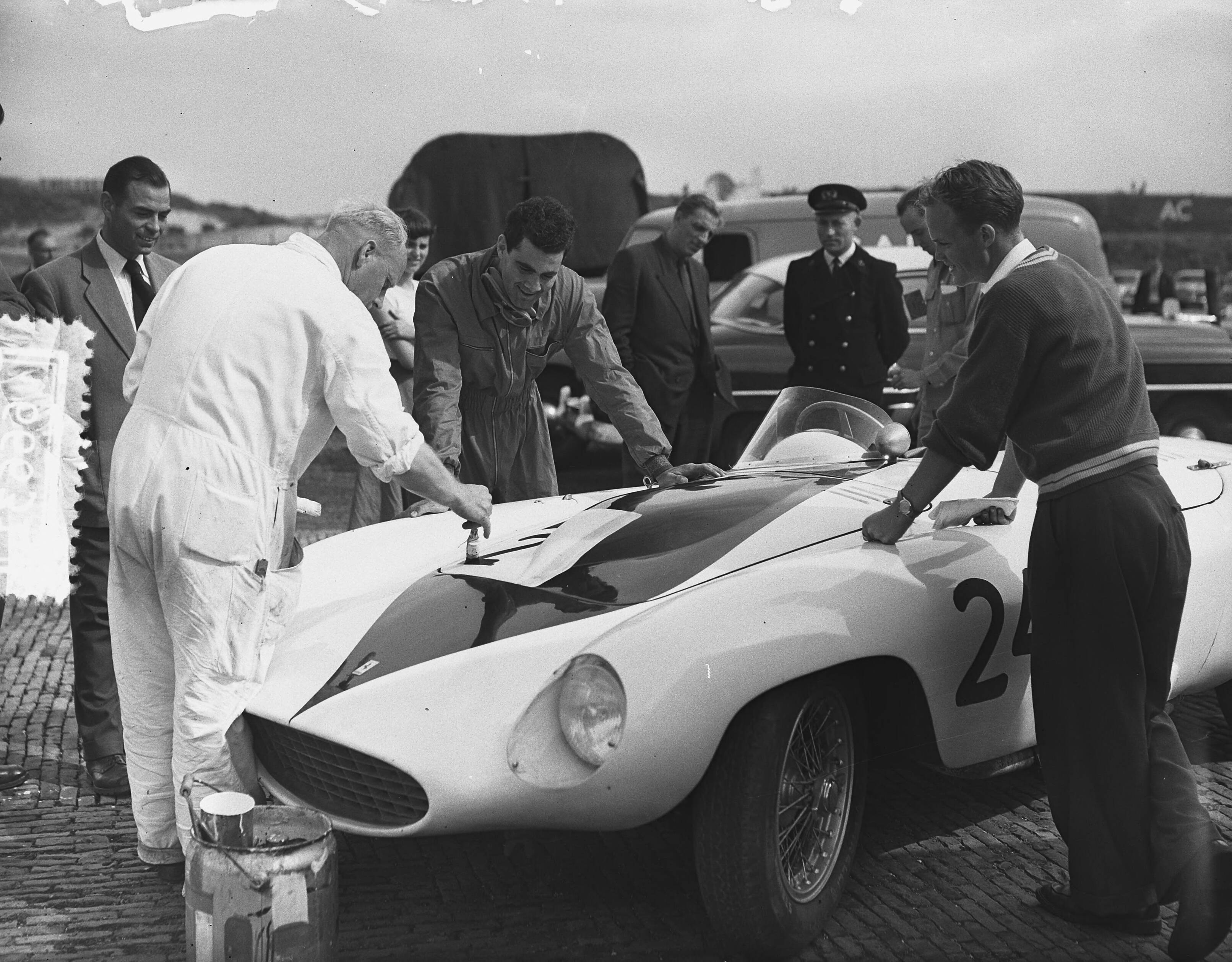 Fotocollectie Anefo — Trainingsdag sportwagenraces Zandvoort. De Amerikaan Boris "Bob" Said bij zijn Ferrari Mondial, waarop het startnummer 24 wordt geschilderd — Foto: Bilsen, Joop van / Anefo. Licentie: Set B: Rechtenvrij / Publiek Domein. Bron: Nationaal Archief. http://hdl.handle.net/10648/a927bfee-d0b4-102d-bcf8-003048976d84